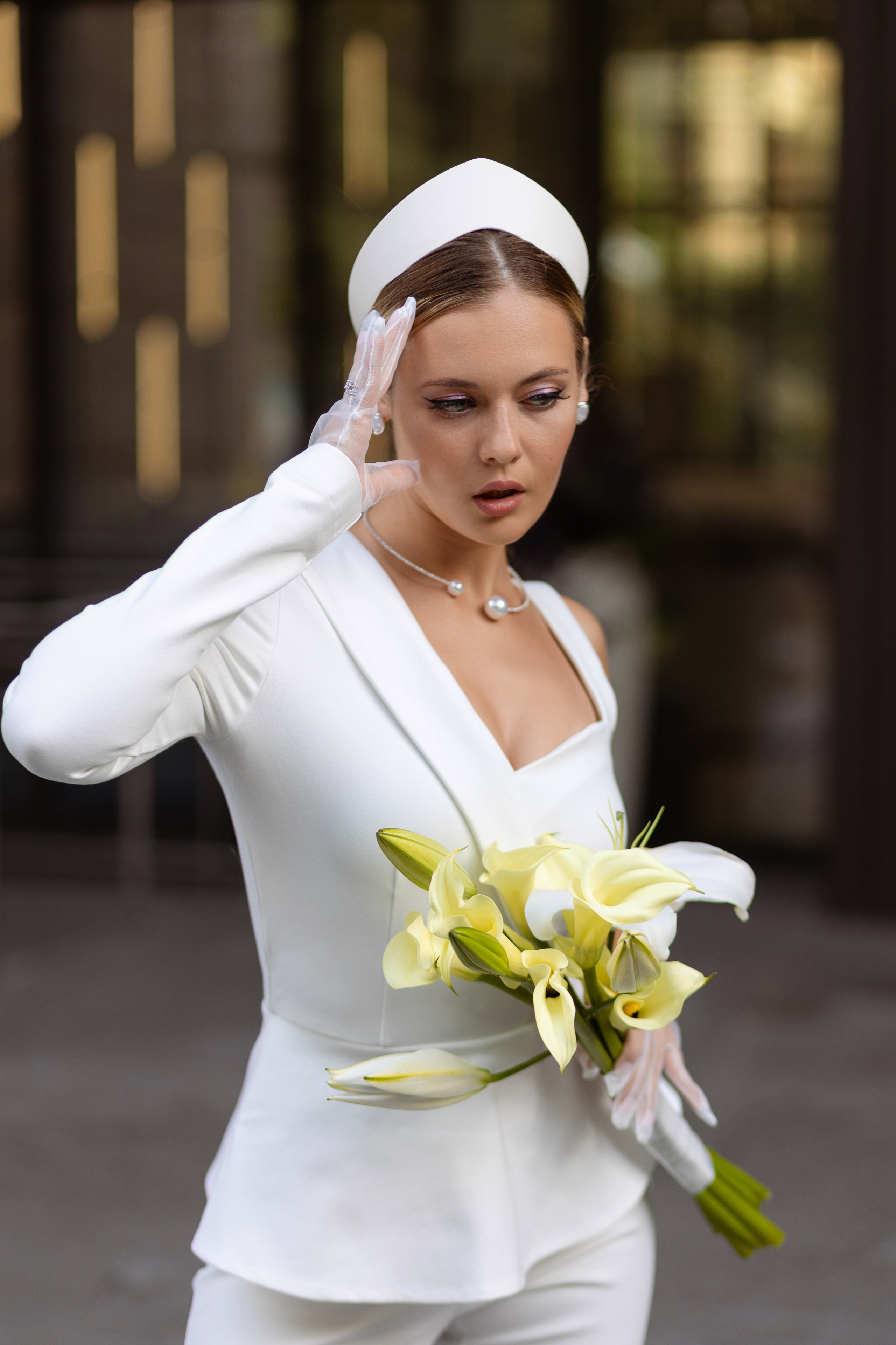 На портрете невеста взялась за голову.