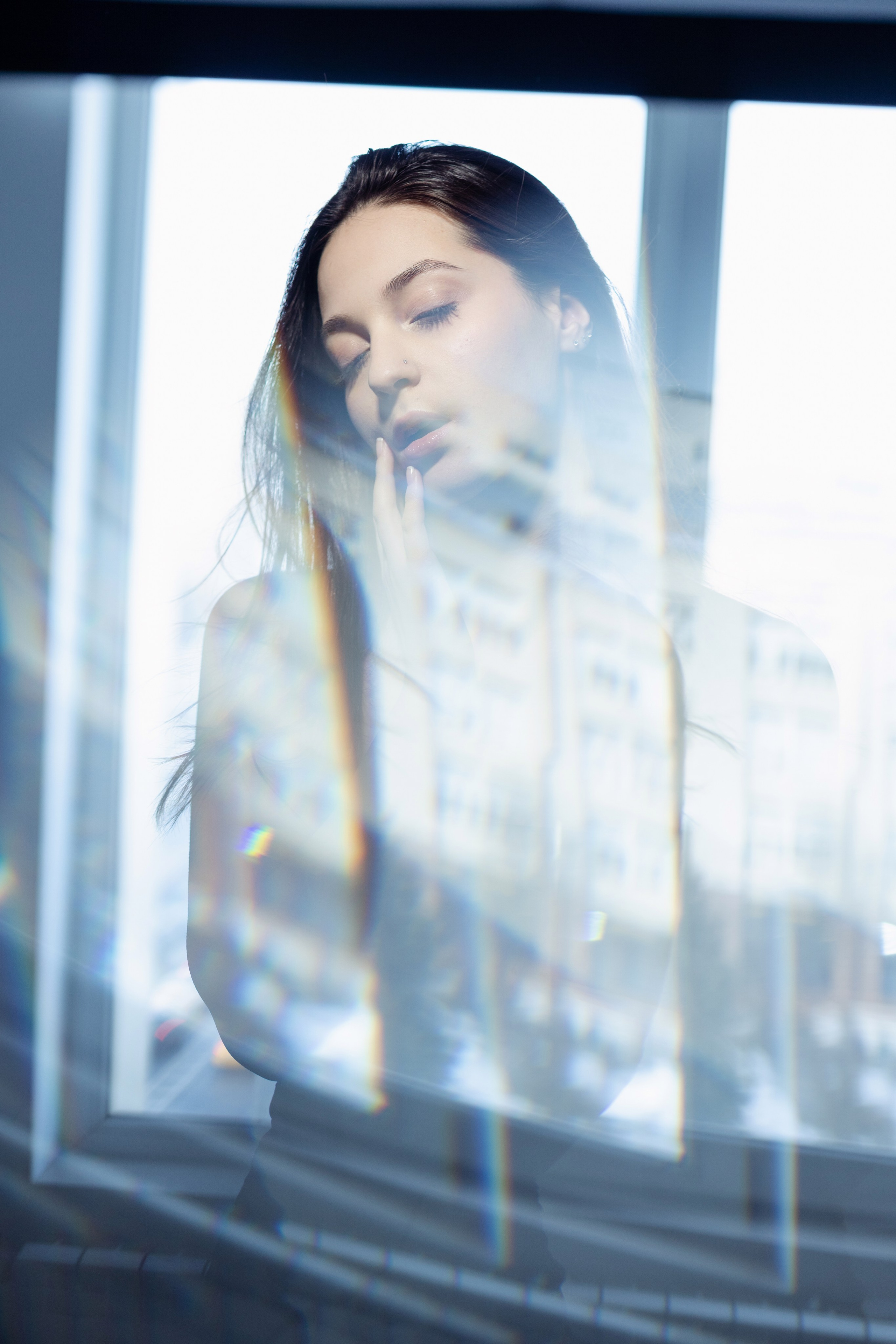 Воздушный портрет девушки с отражением города