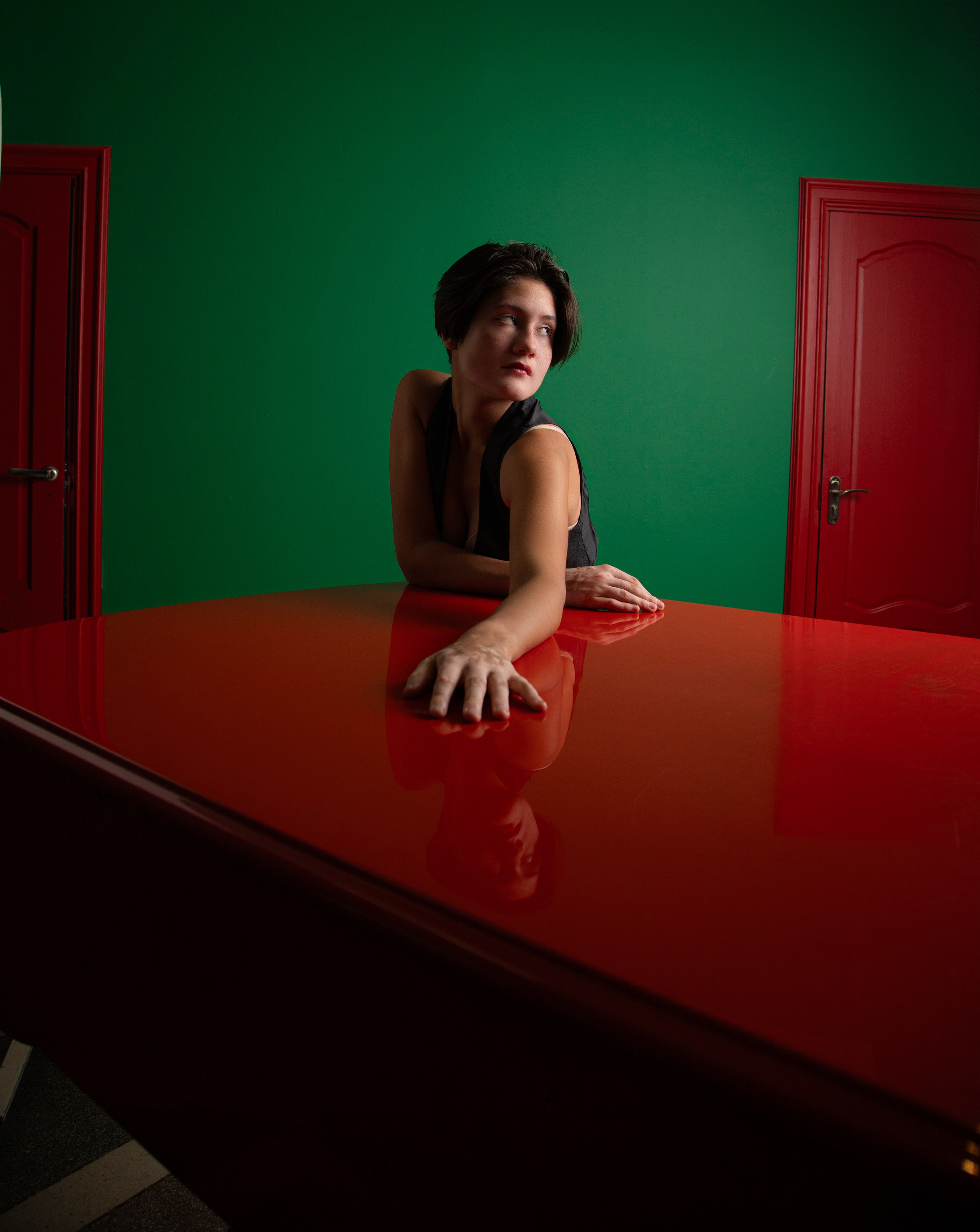 Съемка с красным роялем. Индивидуальные и семейные съемки в Москве. Портретный фотограф Наталья Олейник