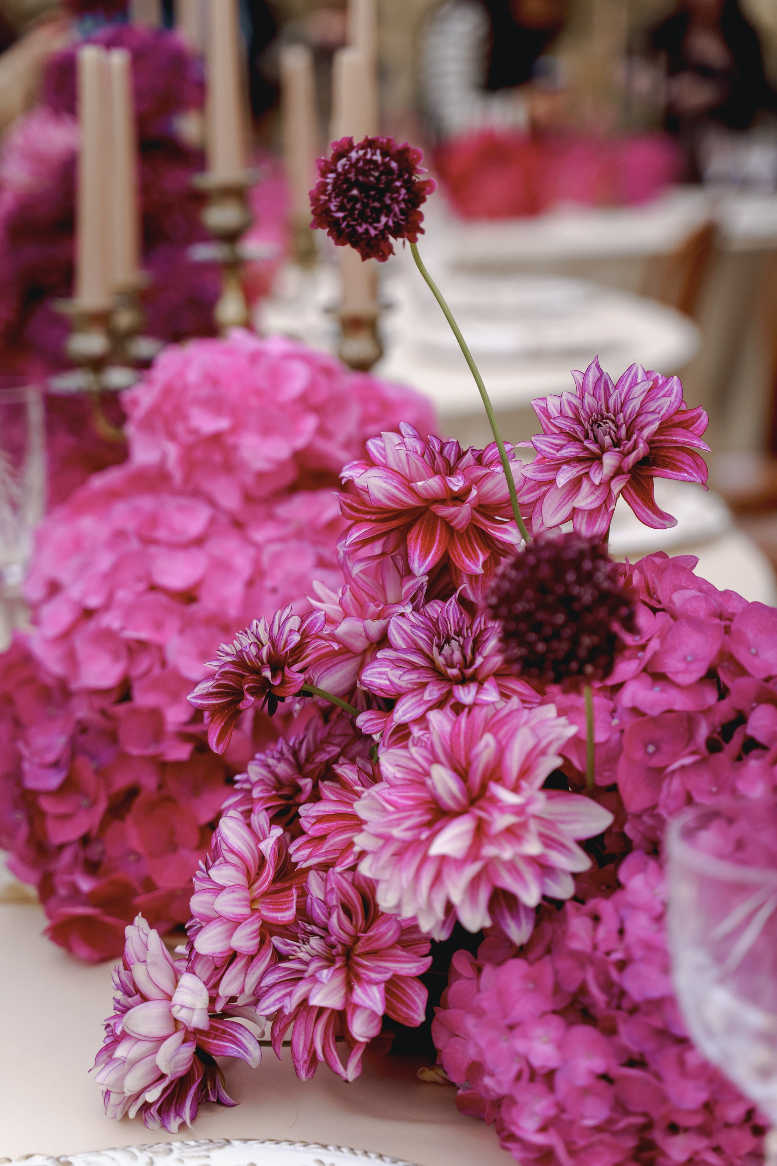 Роскошный свадебный банкет с цветочными композициями и хрусталем