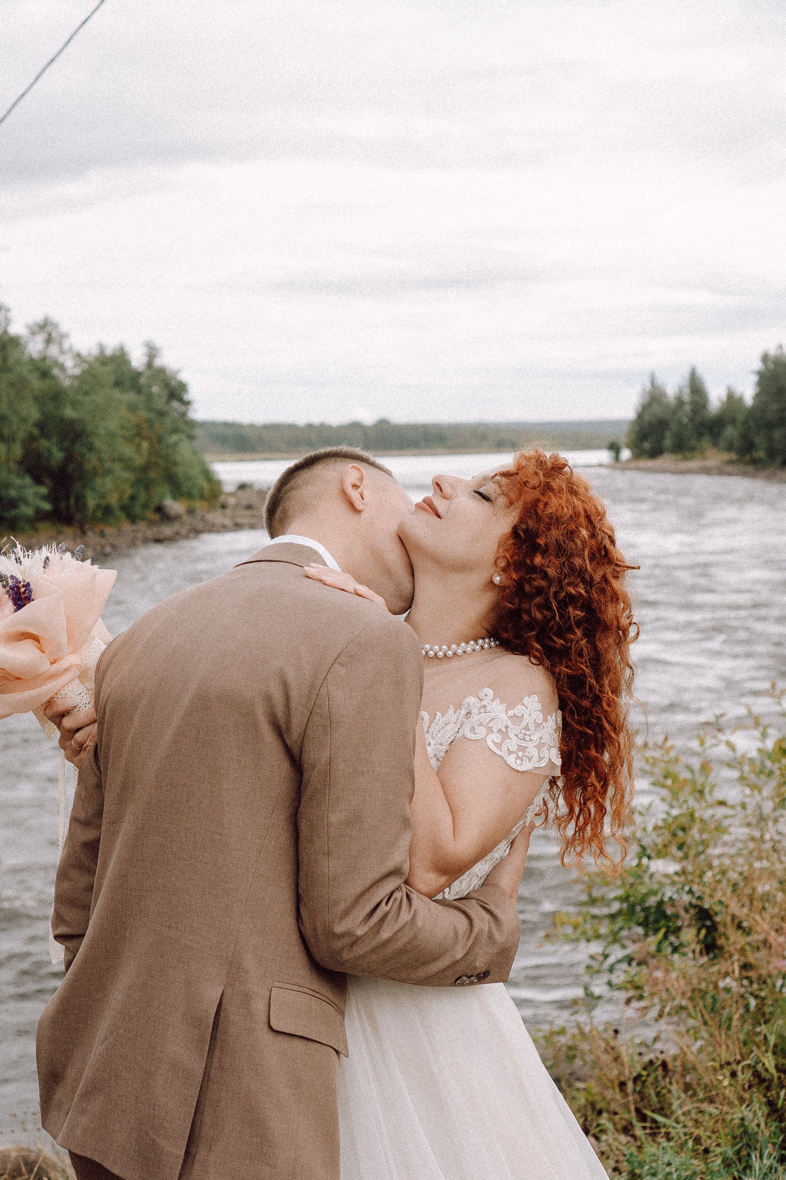 СВАДЕБНАЯ ФОТОСЕССИИЯ ПАРЫ В ГОРОДЕ ПРИОЗЕРСК В СОСНОВОМ ЛЕСУ И С ПИКАПОМ. Профессиональный фотограф, Санкт-Петербург — Виктория Богомолова