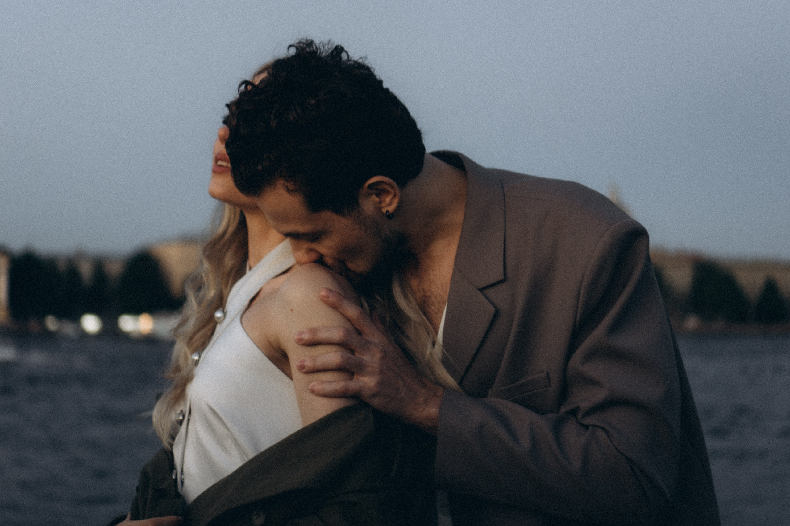 СВАДЕБНАЯ СЬЕМКА ПАРЫ НА РАССВЕТЕ В БЕЛЫЕ НОЧИ И ПРОГУЛКА С РАЗВОДНЫМИ МОСТАМИ И ПИКНИК ВОЗЛЕ ИСАКИЕВСКОГО СОБОРА. Профессиональный фотограф, Санкт-Петербург — Виктория Богомолова