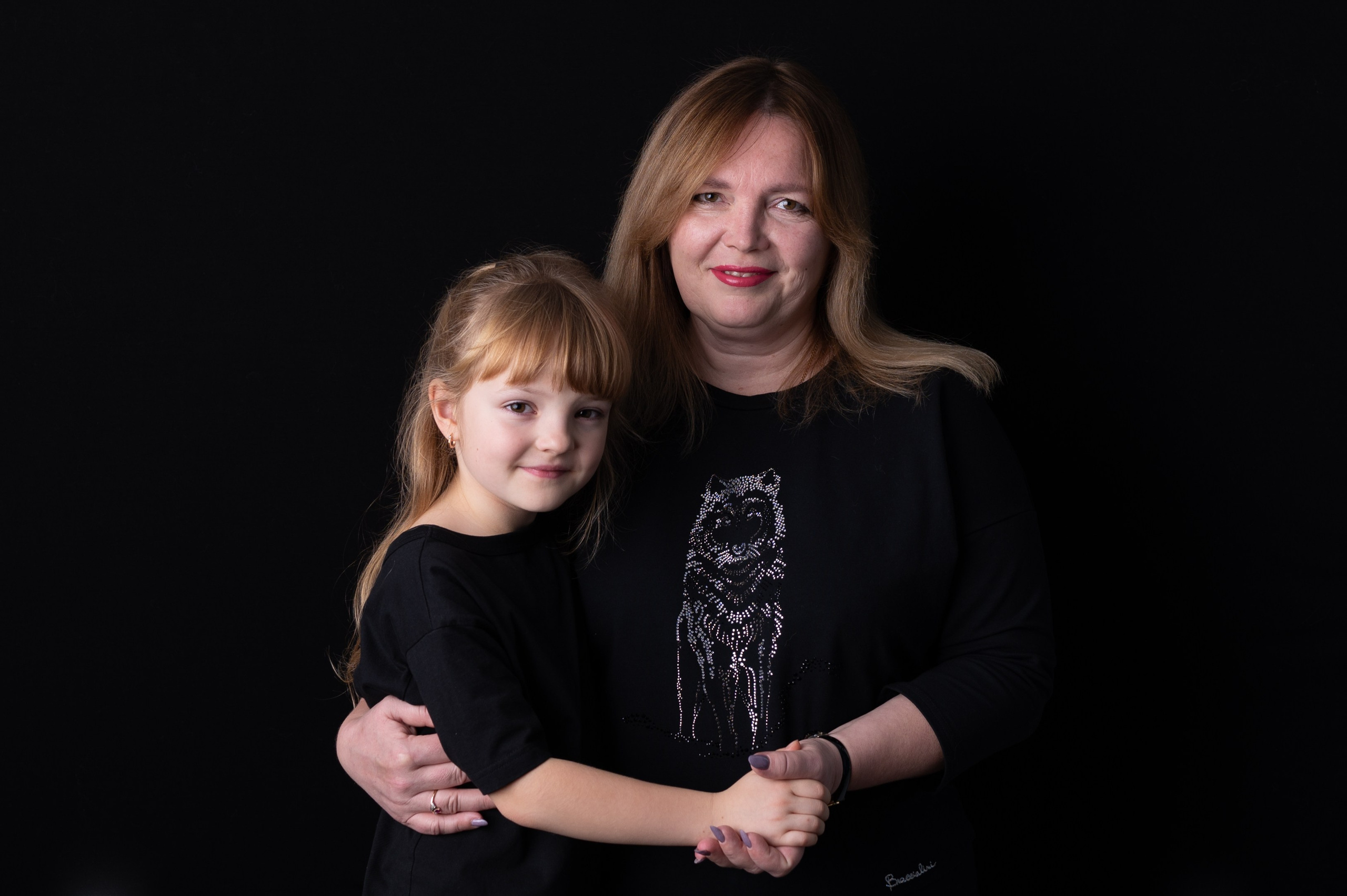 Молодая бабушка с внучкой портрет