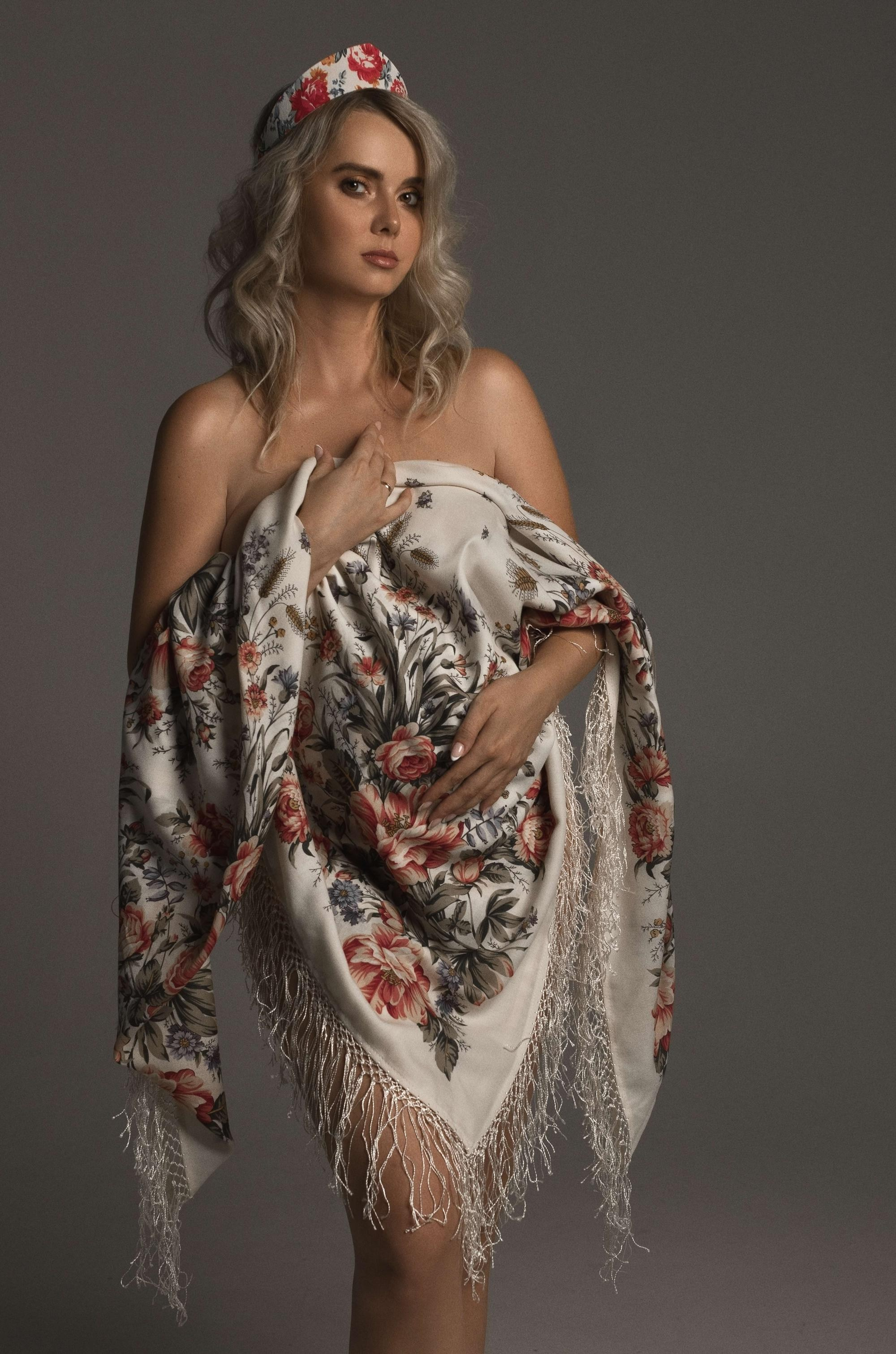 стильная фотосессия беременности в фотостудии, фотосъемка беременных в Тамбове, фотограф беременных, фотографии красивой беременности, фотосессия беременной в красивом платье, гардероб для фотосъемки беременности, фотосъемка беременности в кокошнике и в русско-народном стиле, фотограф беременности и материнства Марина Смаль