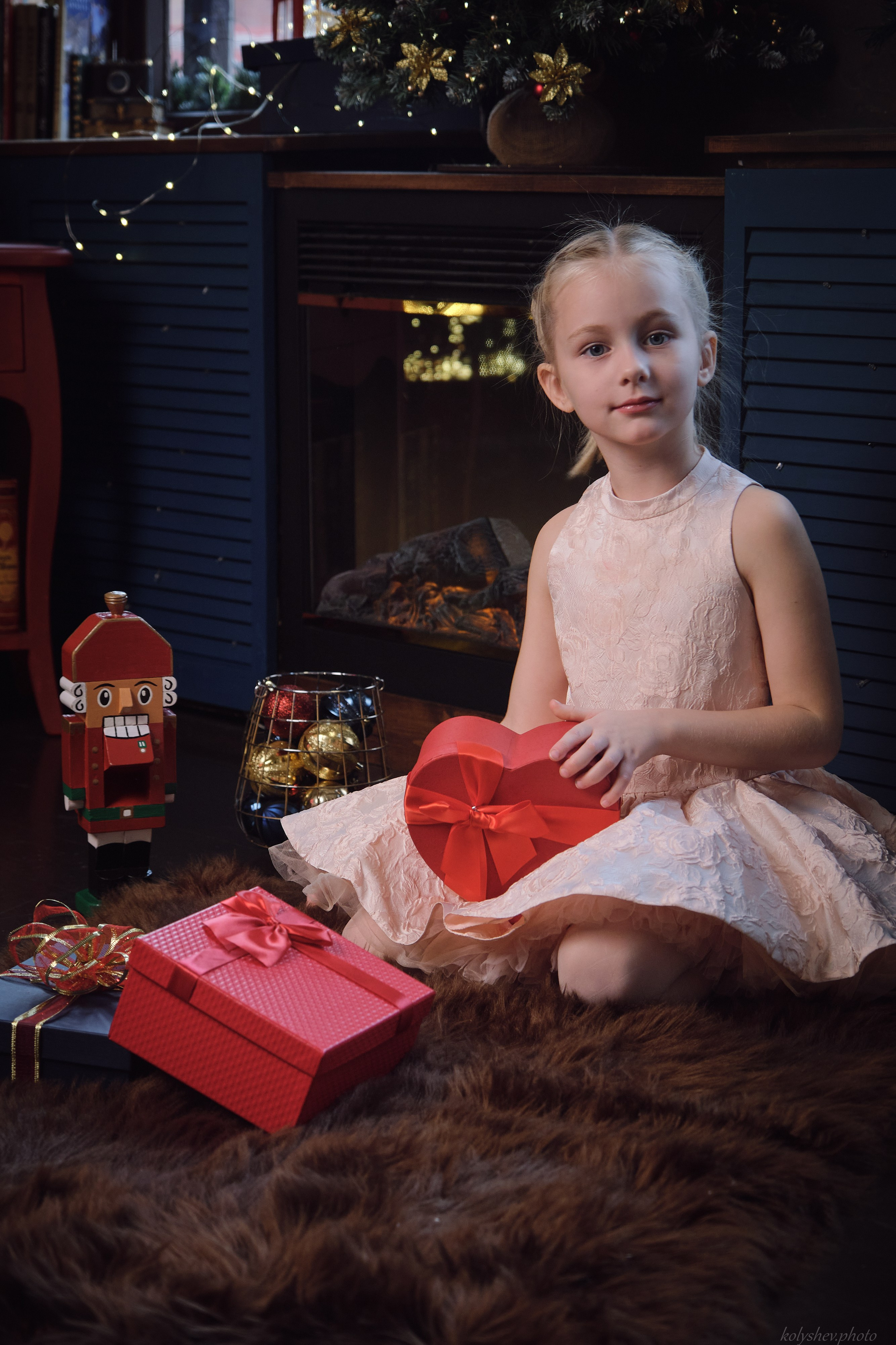 Семейная фотосессия мамы и дочек в студии в Москве фотограф Колышева Виктория. Портретный фотограф на новый год в Москве Виктория Колышева