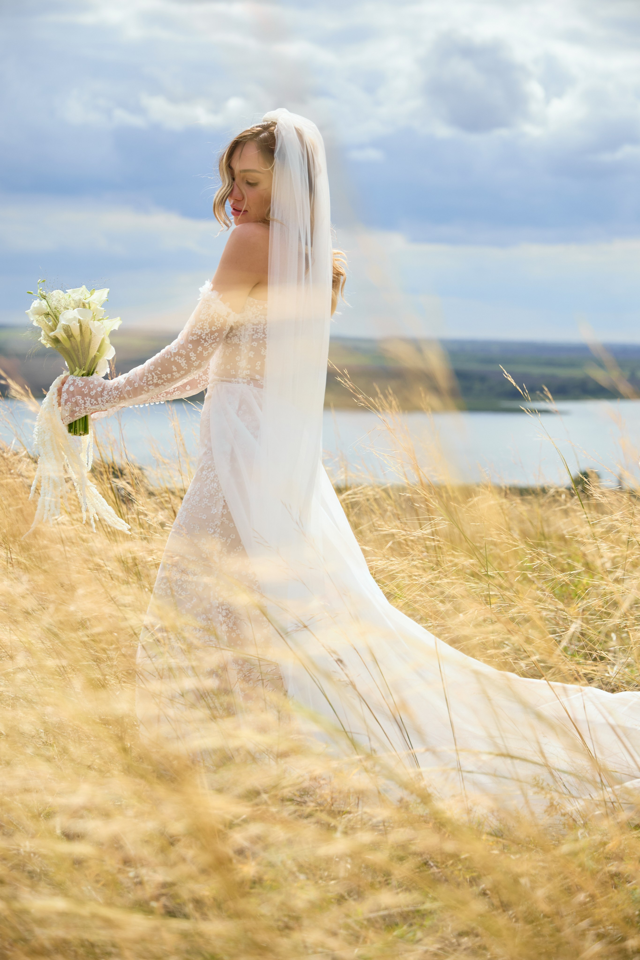 Свадебный фотограф в иванов Дмитрий. Фотосессия невесты в поле.