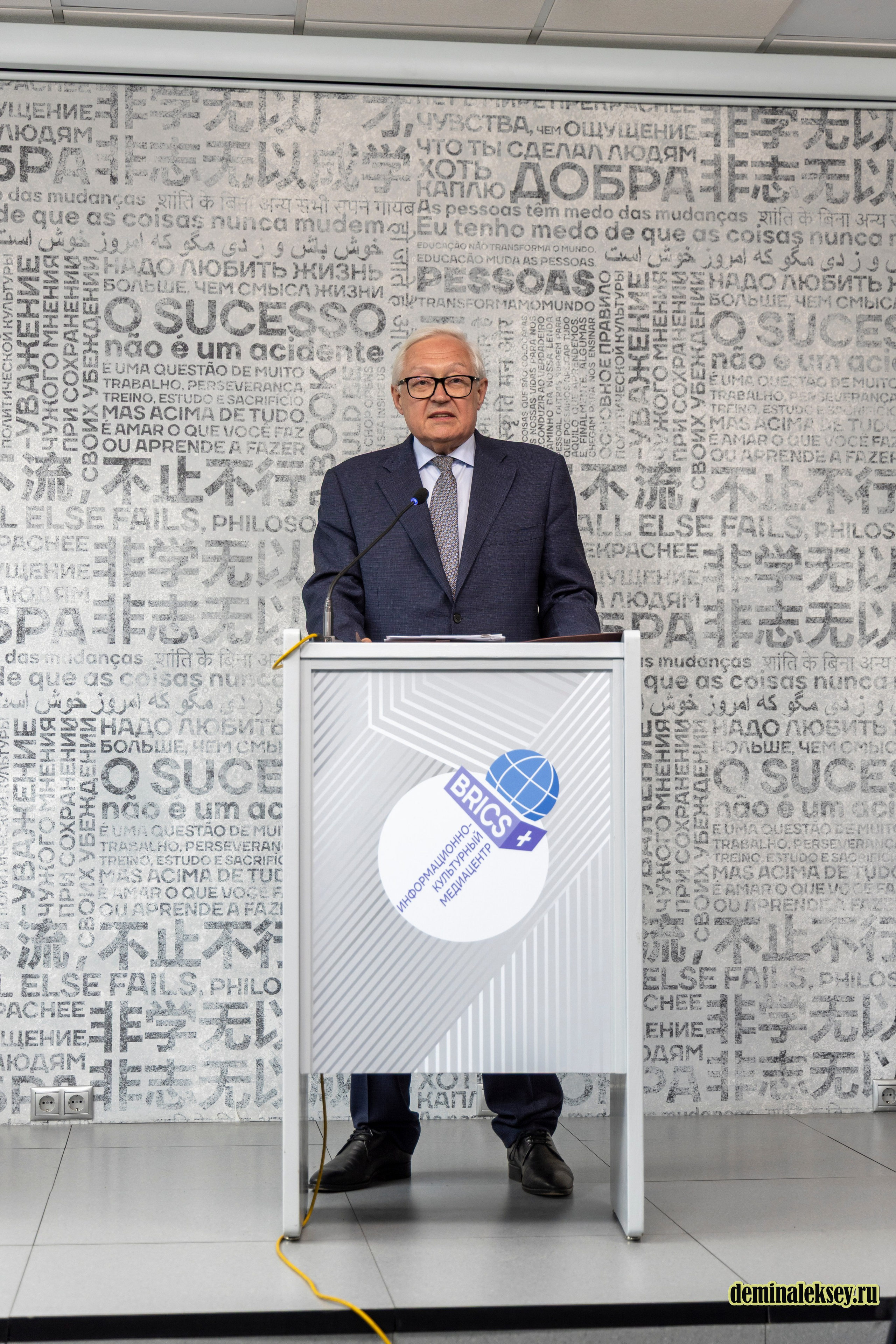 Экспертный круглый стол «День БРИКС» в «Иностранке». Репортажный, семейный и студийный фотограф в Москве Демин Алексей