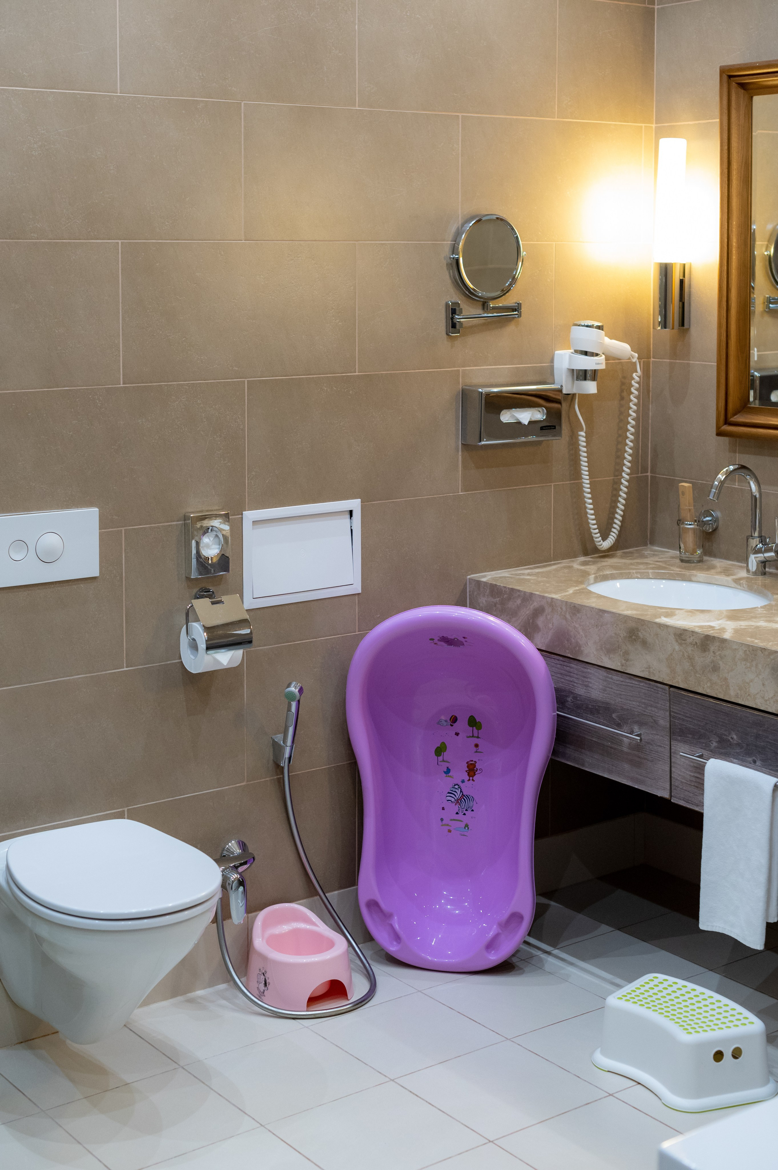 Номер полулюкс в отеле 1389 Газпром Поляна с детскими принадлежностями. Репортажный фотограф в Красной Поляне и Сочи Павлюченко Екатерина