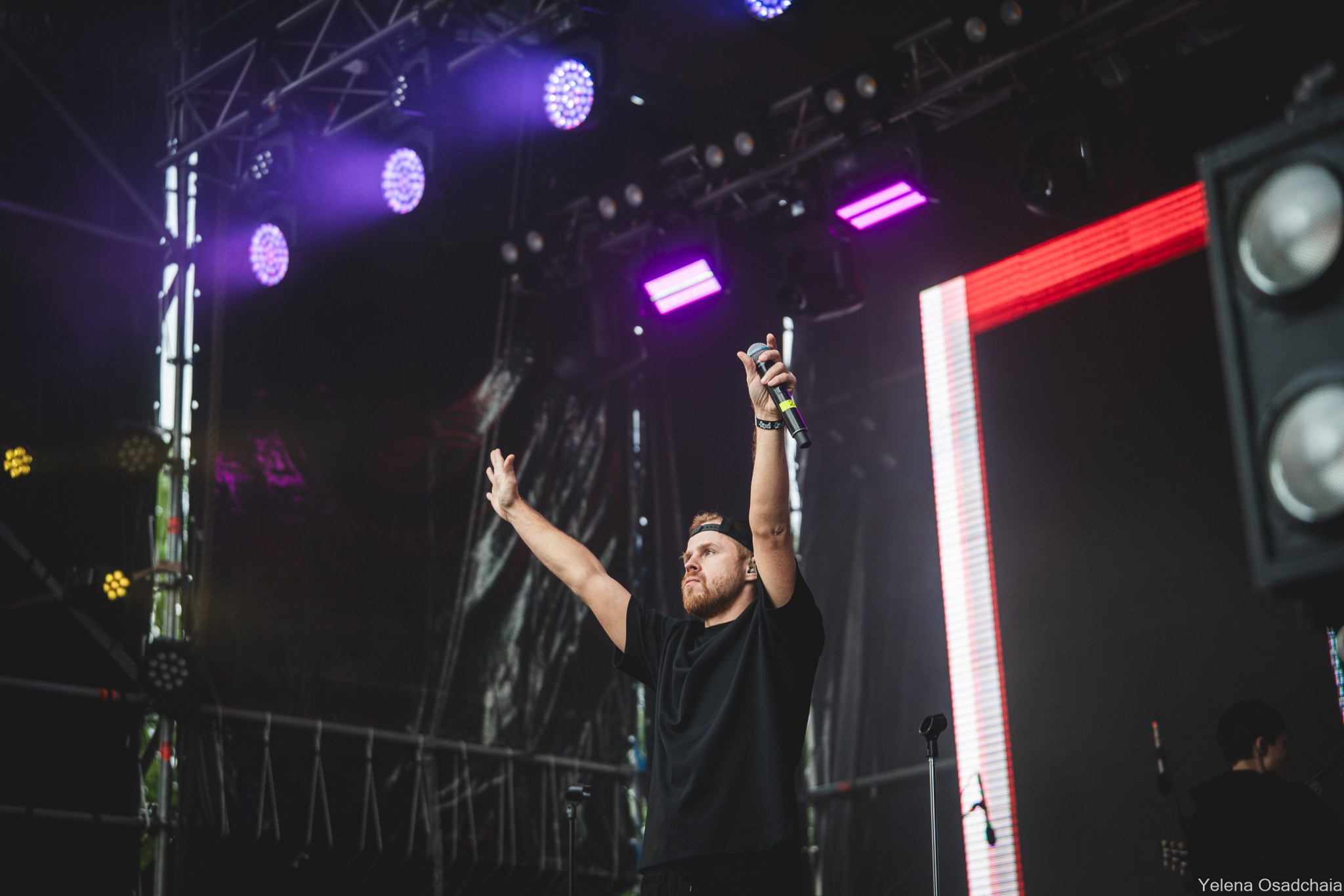 Живой 2025 — День 1. Елена Осадчая — фотографирую музыку на сцене и в жизни