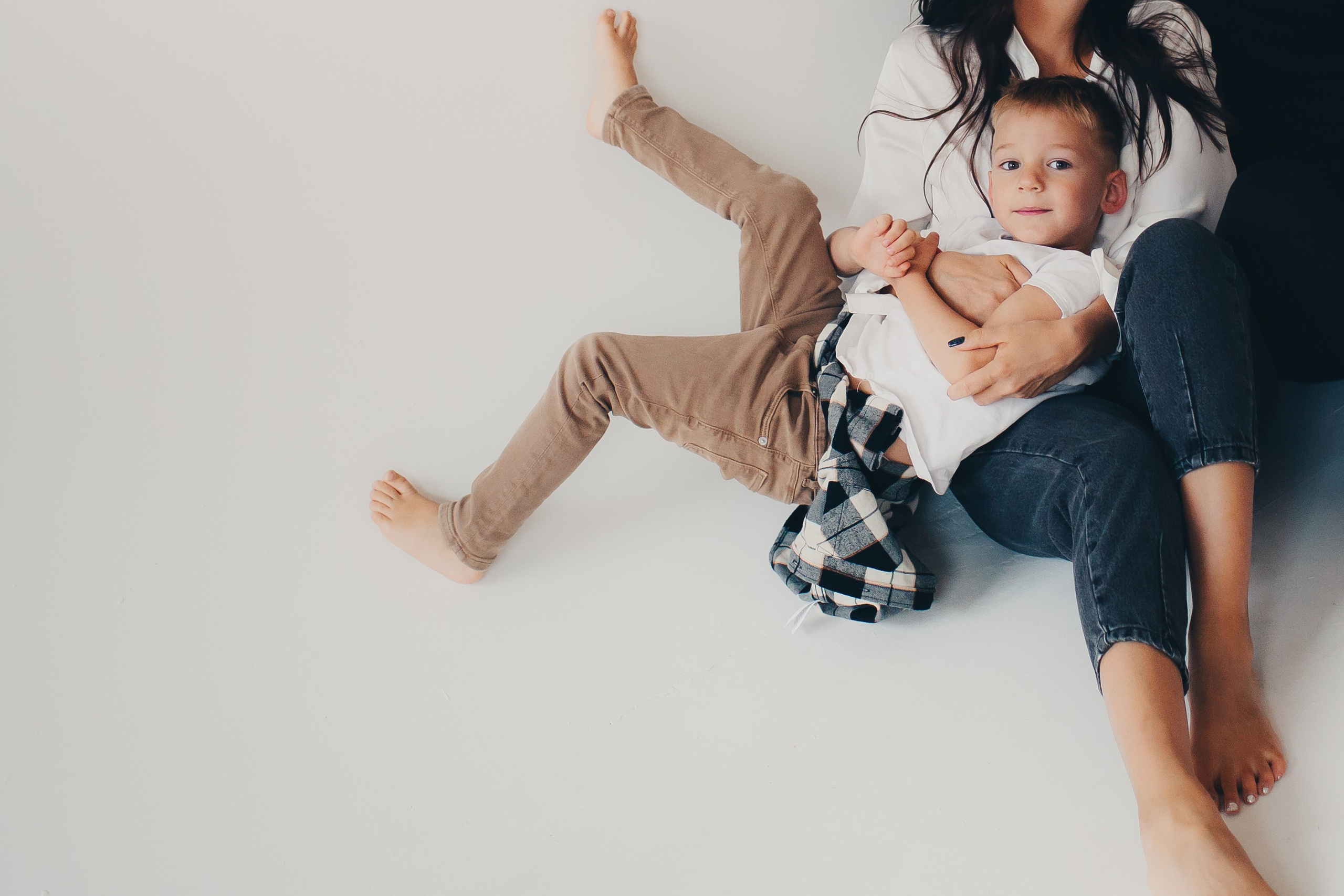 Семейная съёмка на белом фоне. Фотограф Евгения Мальцева, Архангельск