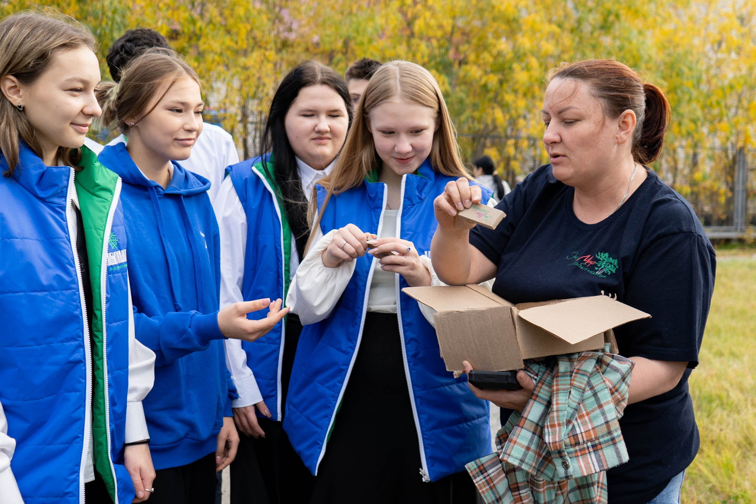 Высадка деревьев у школы. Фотограф Екатерина Зорина