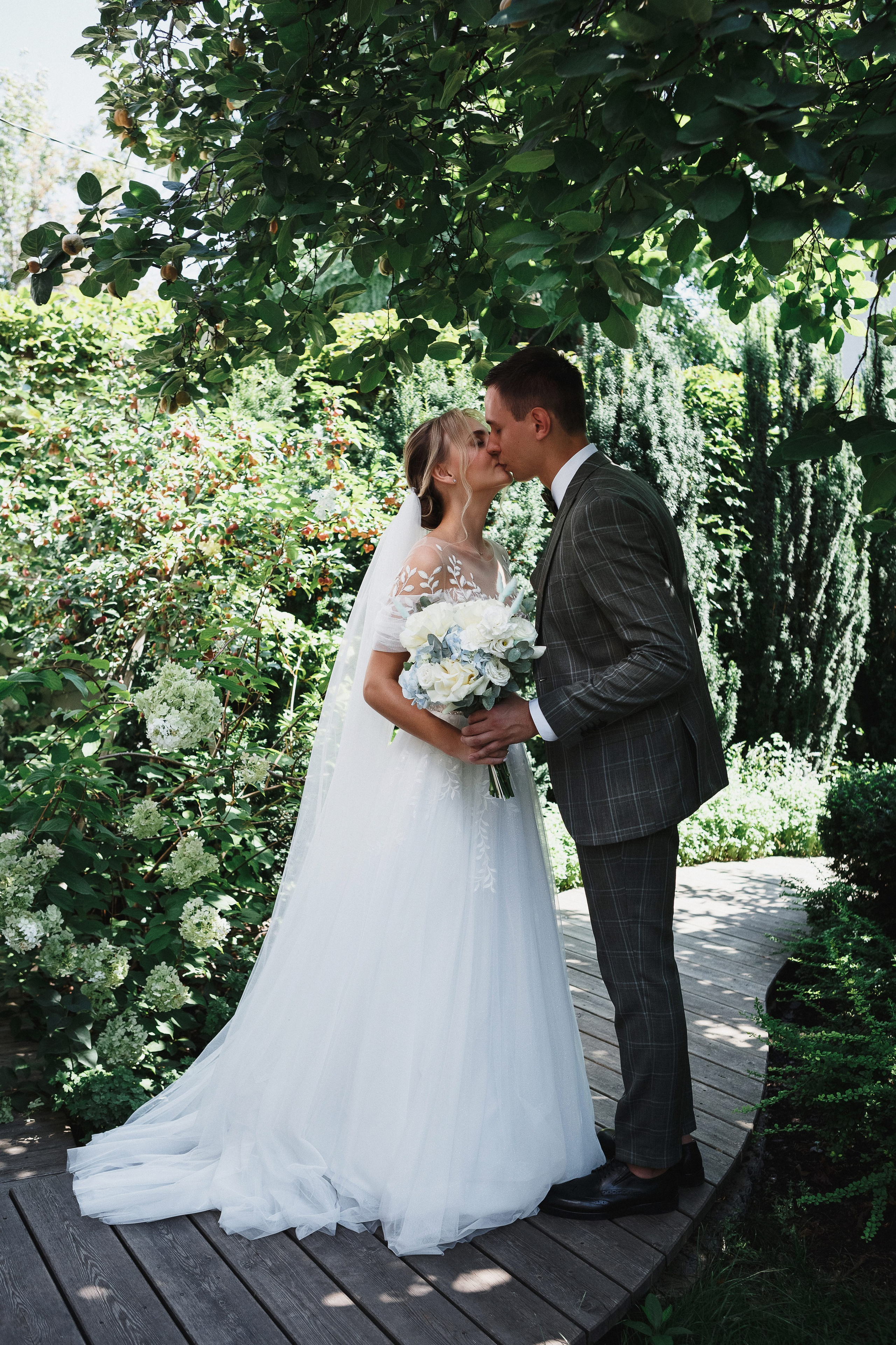 Фотография: Первый поцелуй жениха и невесты в гостинице Ида в Таганроге. Романтический момент встречи перед свадьбой, запечатленный с эмоциями и любовью.