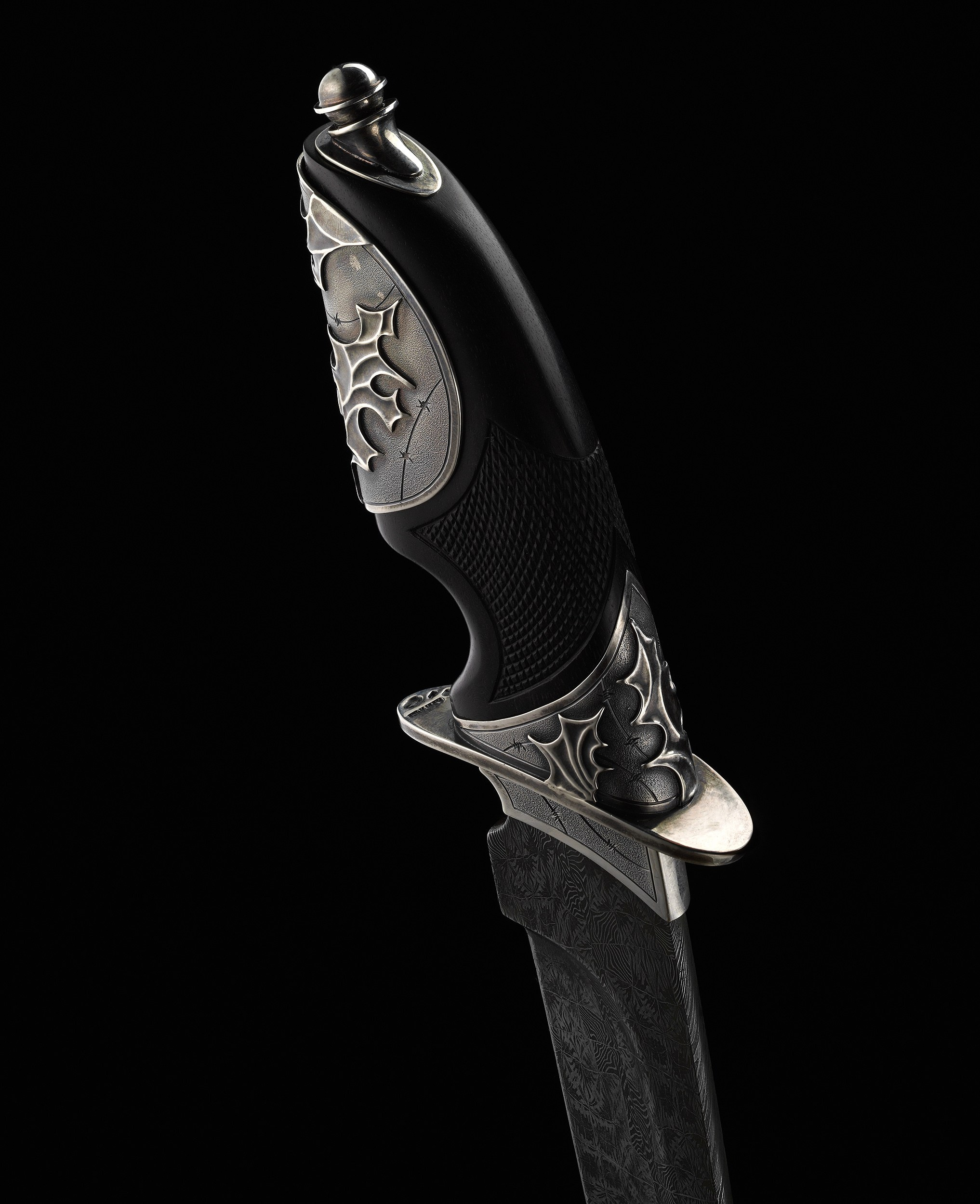 Изделия из драгоценных металлов. Предметная фотосъемка антиквариата, ювелирных украшений, камнерезных изделий, картин, предметов искусства и коллекционных предметов