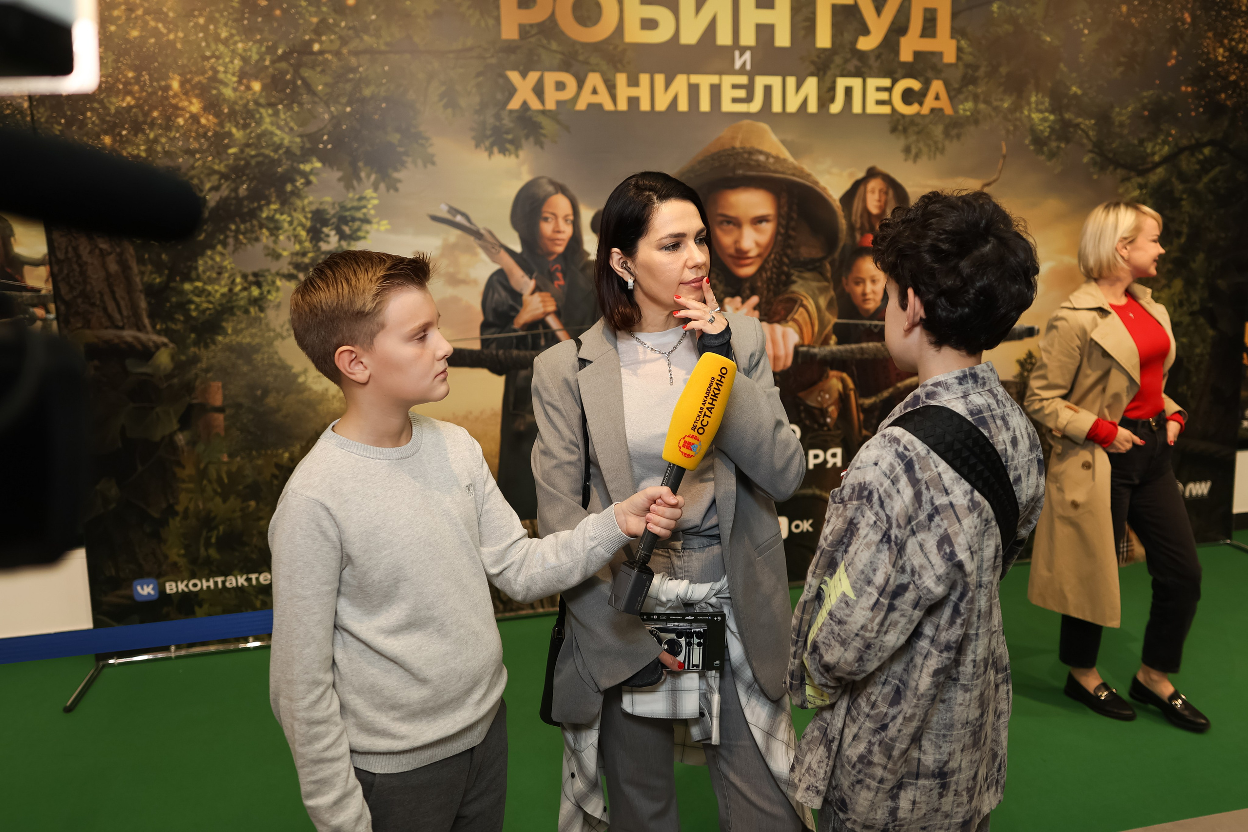 Школа «Останкино» на премьере Робин Гуд. Репортажный фотограф видеограф в Москве Ольга Плаксина