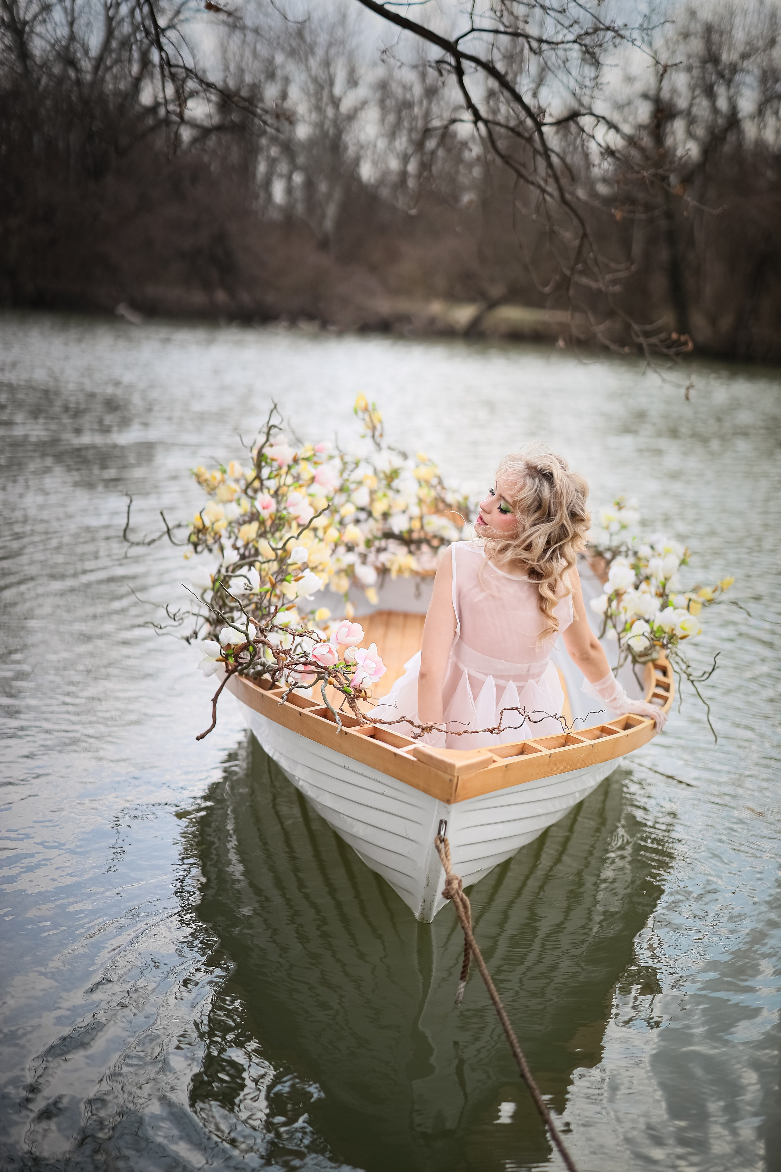 Индивидуальная фотосессия на озере Рица с использованием аксессуаров