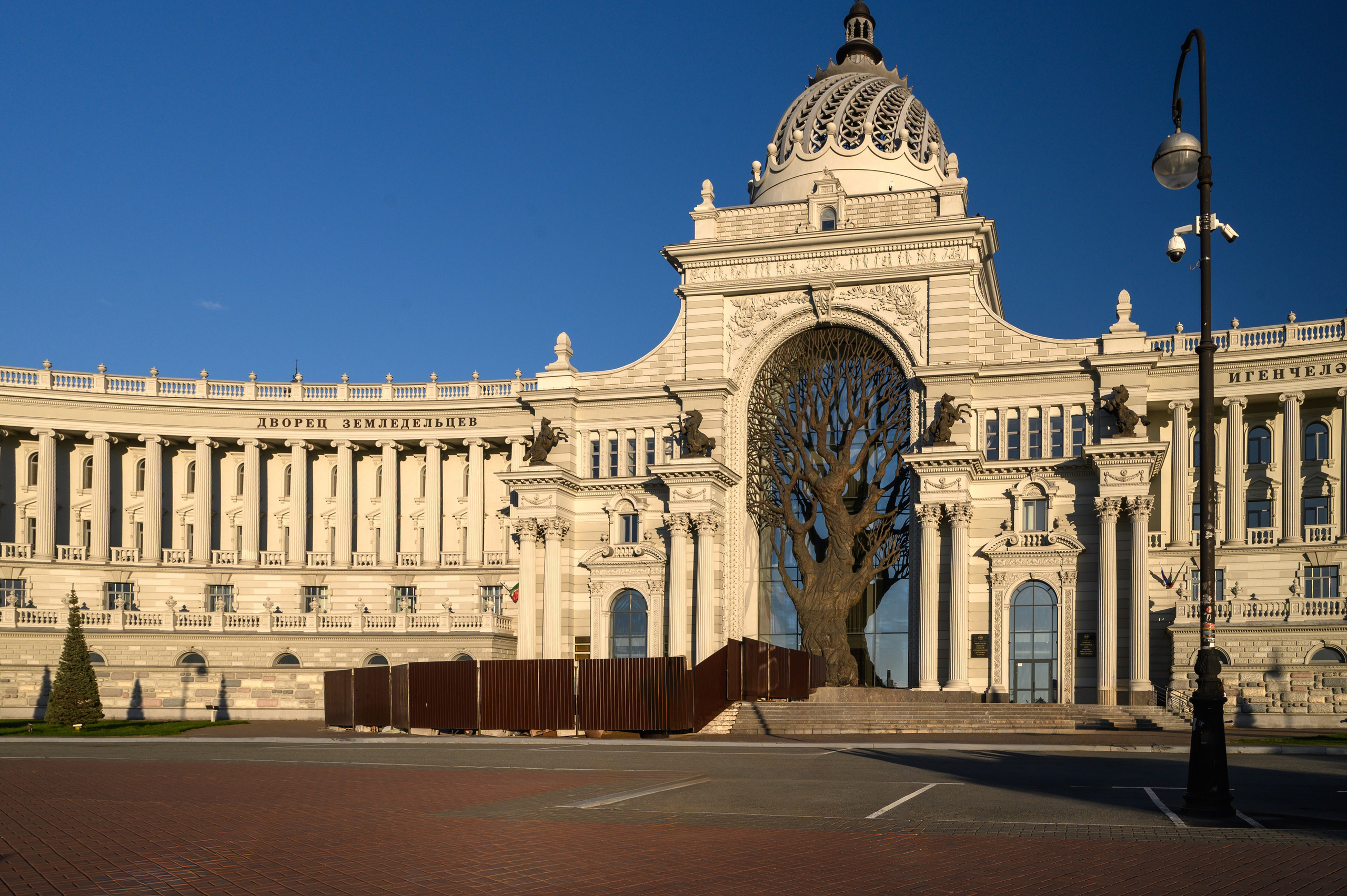 Профессиональная фотосессия в Казани у Дворца земледельцев