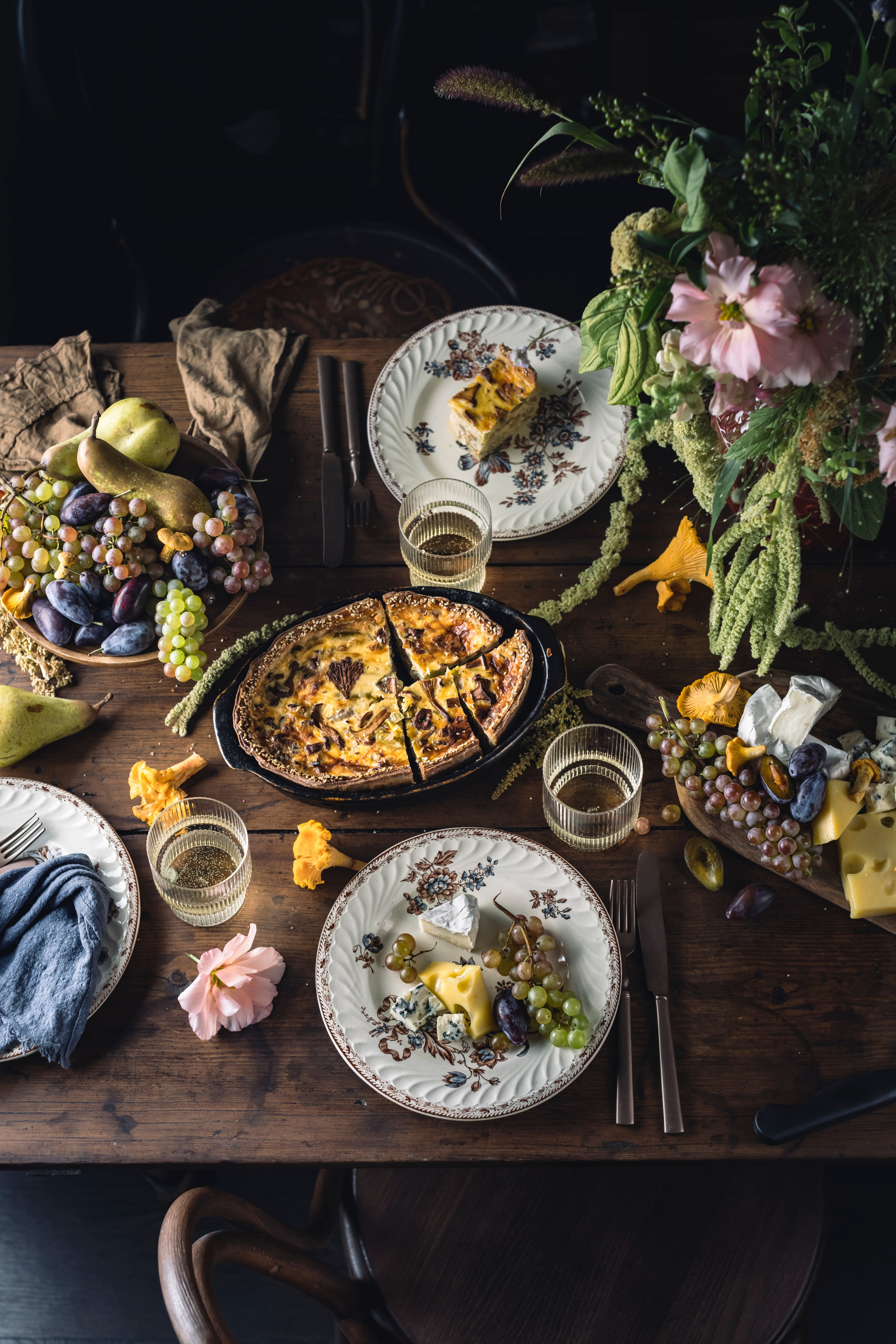 Киш с лисичками сервировка. Foodie Stories (гастрономические истории) рекламная фуд-фотосъёмка, Москва