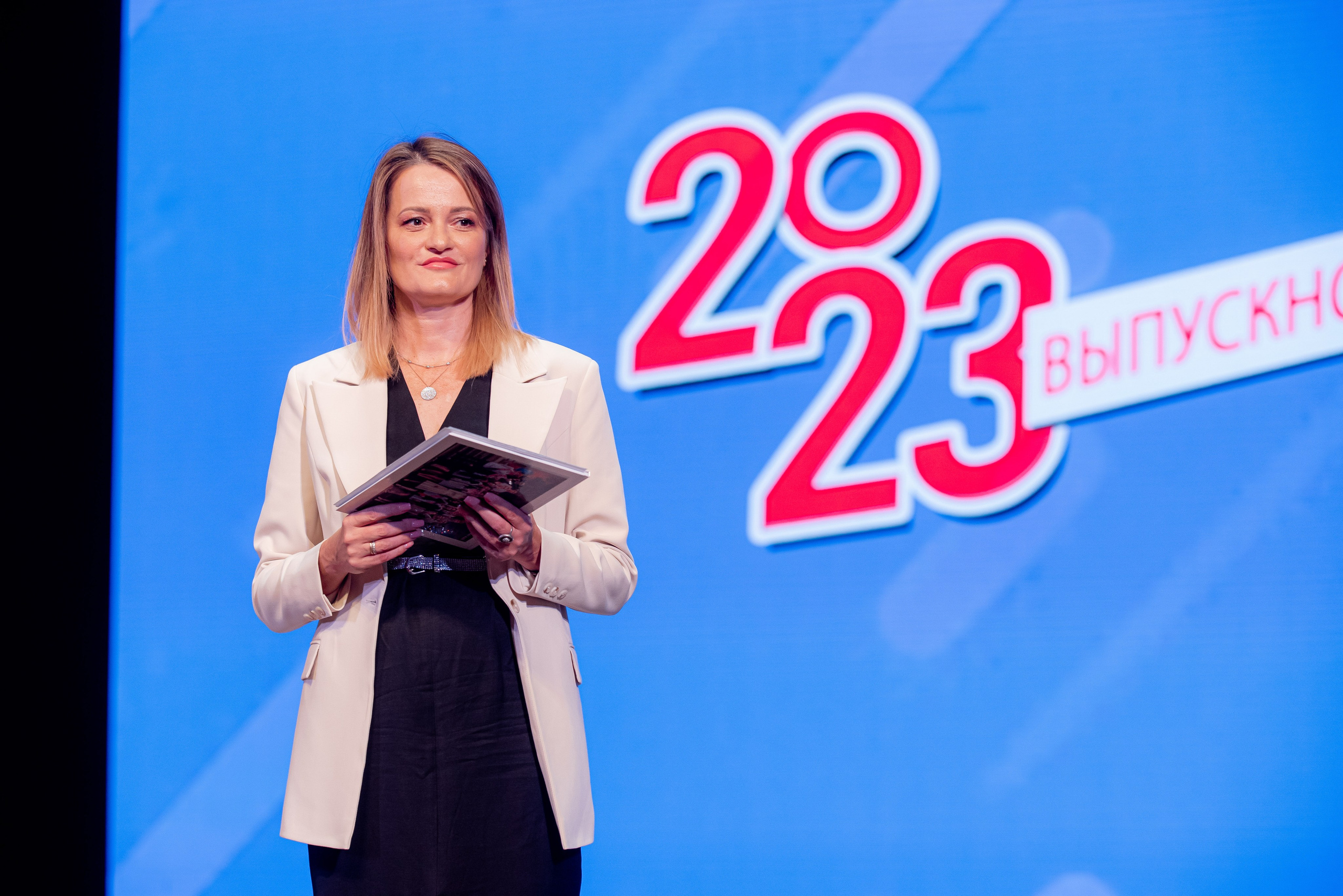 30 Школа. Вручение и Банкет. ДК Юбилейный и Банхоф. Фотограф в Волгограде и Волжском Александр Горбань