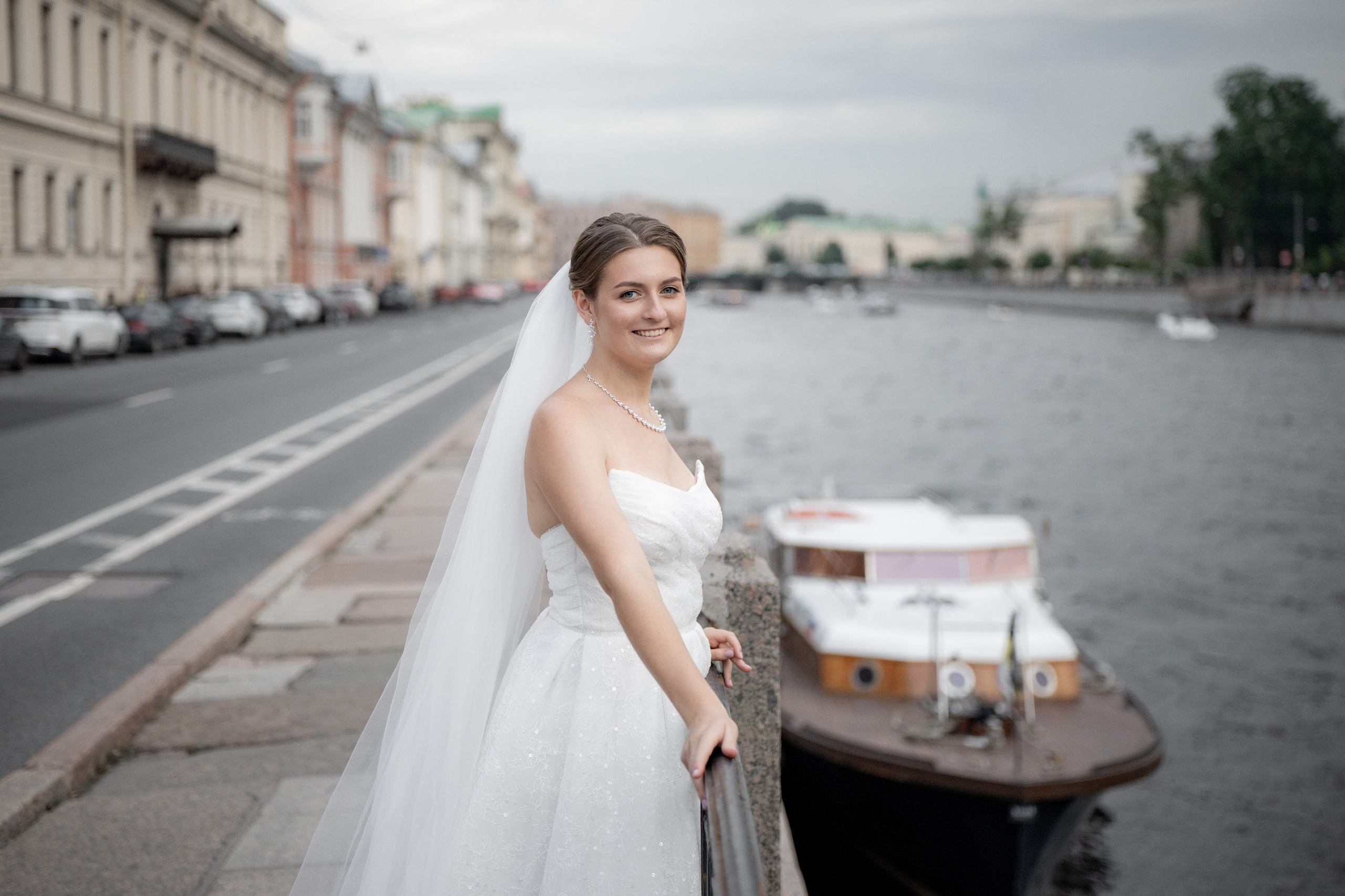 Красивые места для свадебной фотосессии летом в Санкт-Петербурге. Свадебный фотограф Александр Невский в Санкт-Петербурге