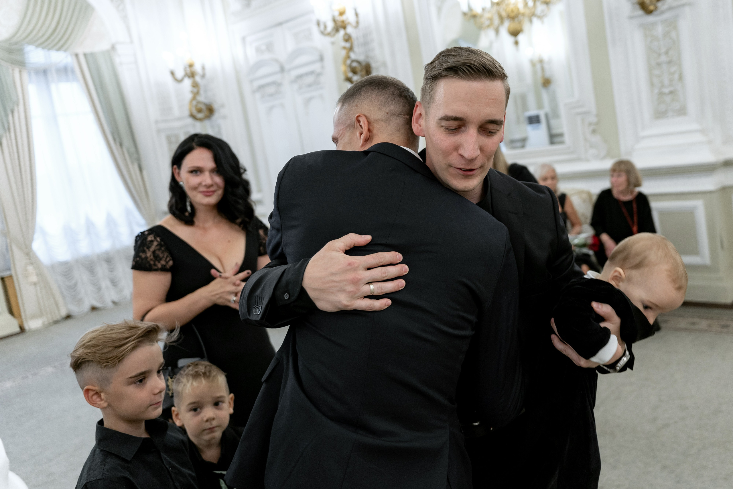 Сборы в квартире, прогулка под дождем и роспись во Дворце № 1. Свадебный фотограф Александр Невский в Санкт-Петербурге