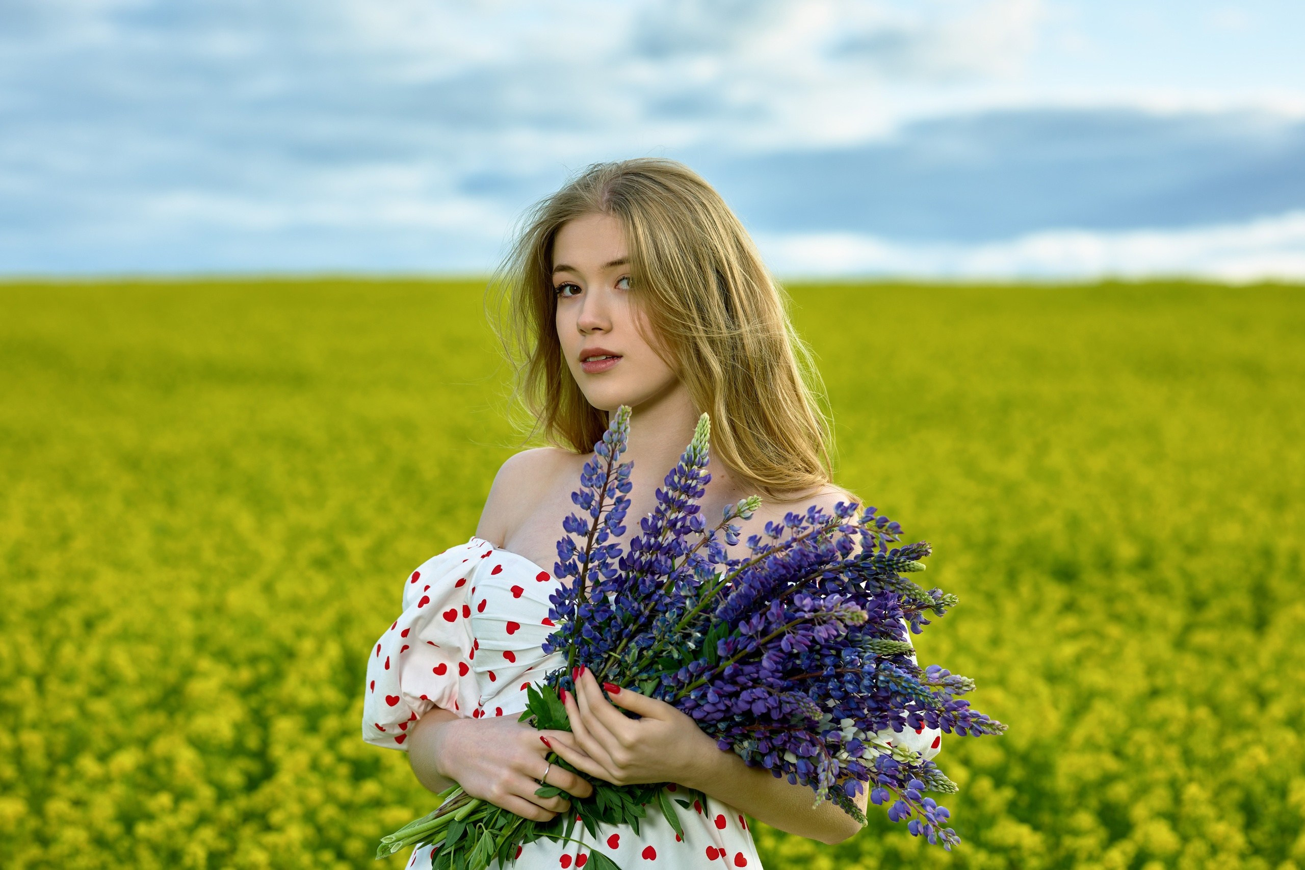 Девушка в цветущем желтом рыжиковом  поле.  Фотосессия в рапсовом поле Чебоксары Чувашия
