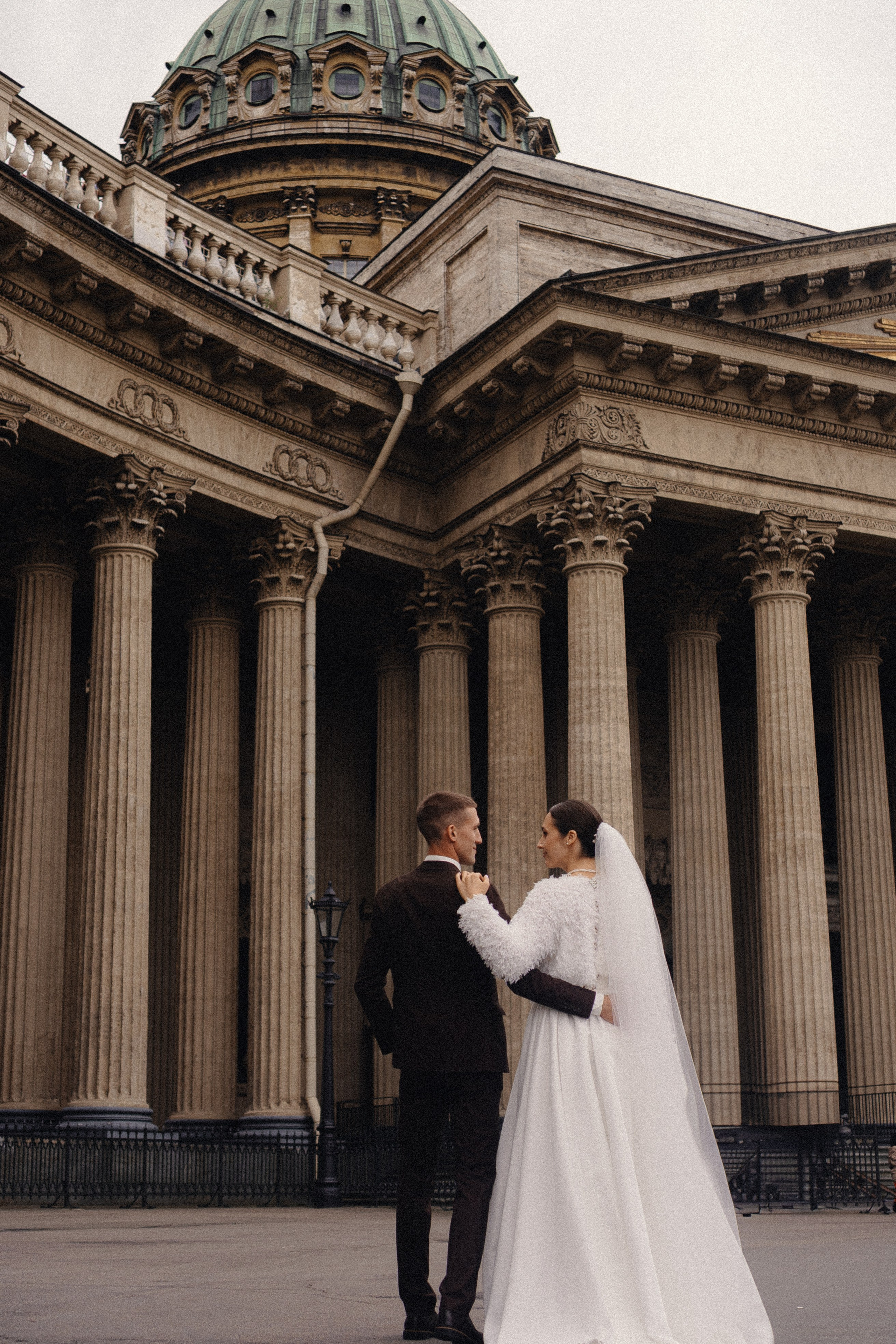 СВАДЕБНАЯ ПРОГУЛКА В САНТК-ПЕТЕРБУРГЕ (ИСАКИЕВСКИЙ СОБОР, ЗИМНЯЯ КАНАВКА, ЭРМИТАЖ И БОЛЬШАЯ МОРСКАЯ УЛИЦА). Профессиональный фотограф, Санкт-Петербург — Виктория Богомолова