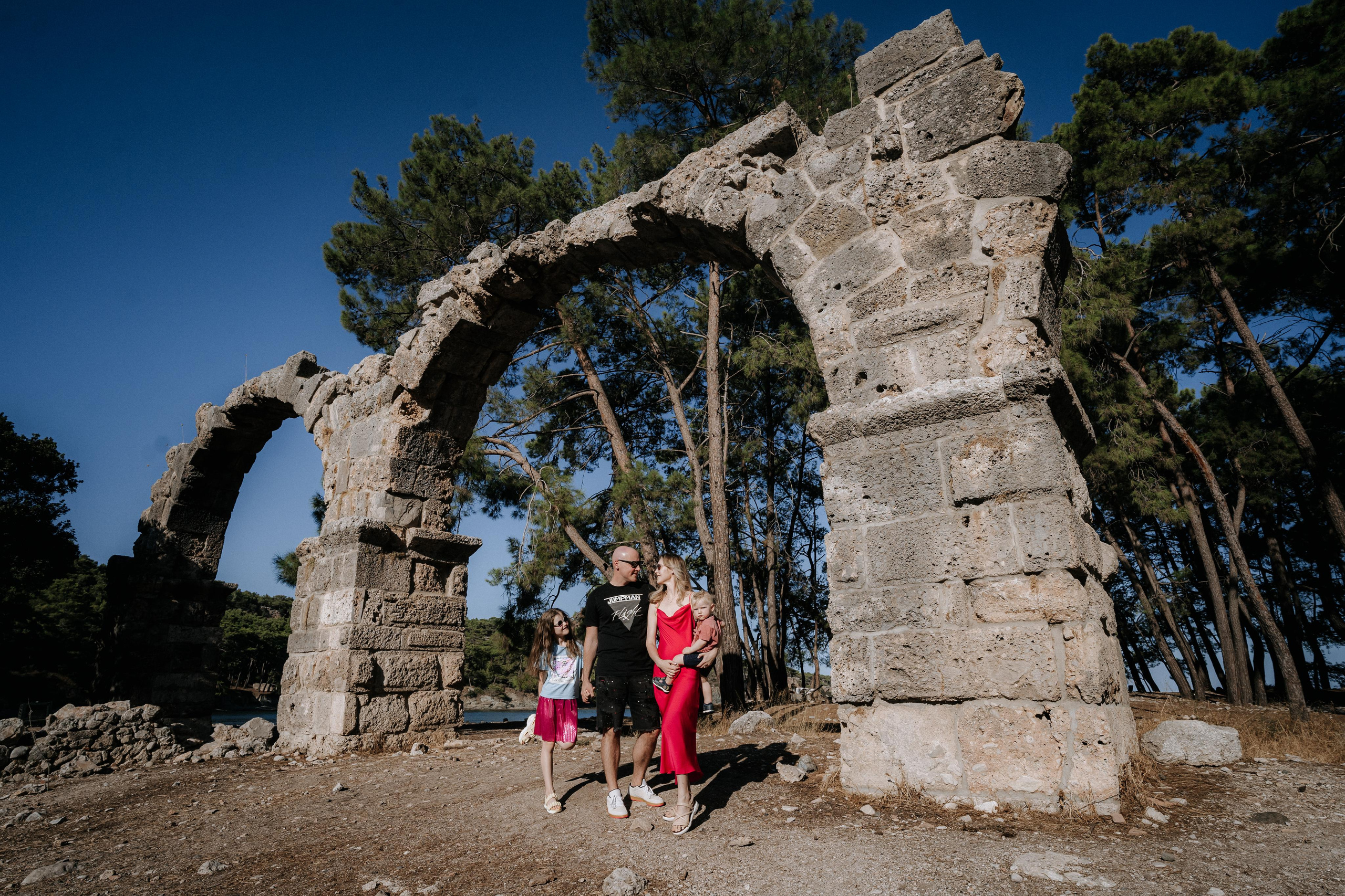Family in Phaselis Antik. Wedding & Documentary Photographer based in Nuremberg — available across Europe & Turkey | Vitalii Nasonov