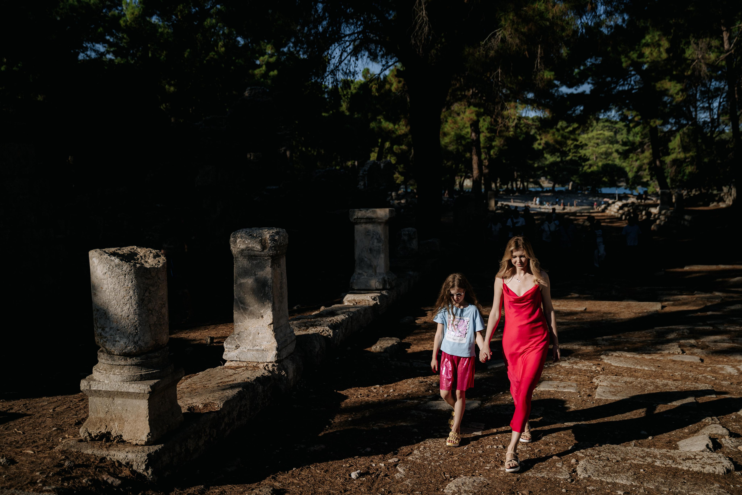 Family in Phaselis Antik. Wedding & Documentary Photographer based in Nuremberg — available across Europe & Turkey | Vitalii Nasonov