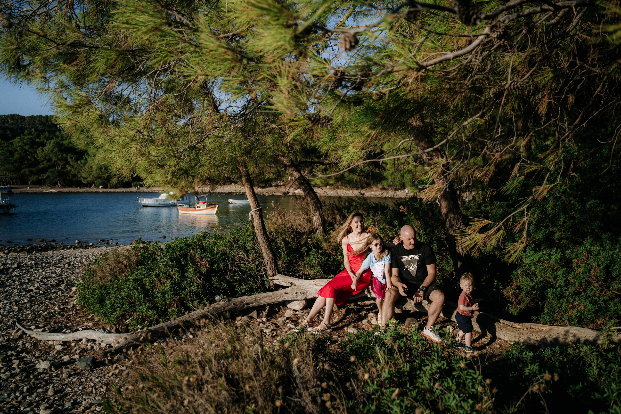 Family in Phaselis Antik. Wedding & Documentary Photographer based in Nuremberg — available across Europe & Turkey | Vitalii Nasonov