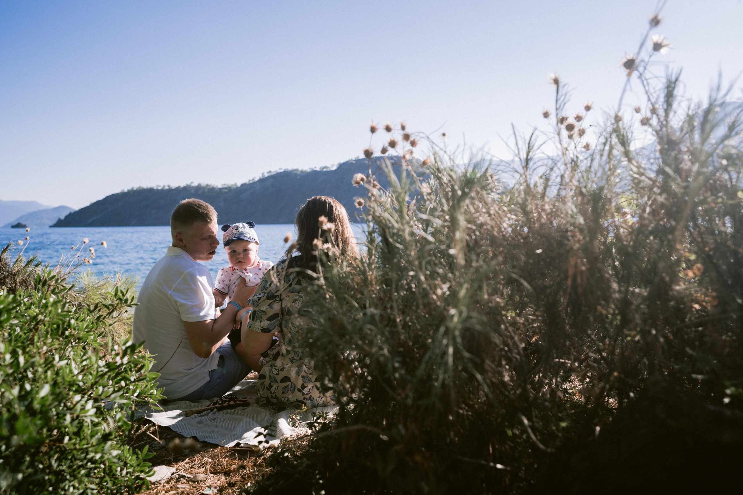 Sour strawberries in Phaselis. Kemer. Wedding & Documentary Photographer based in Nuremberg — available across Europe & Turkey | Vitalii Nasonov