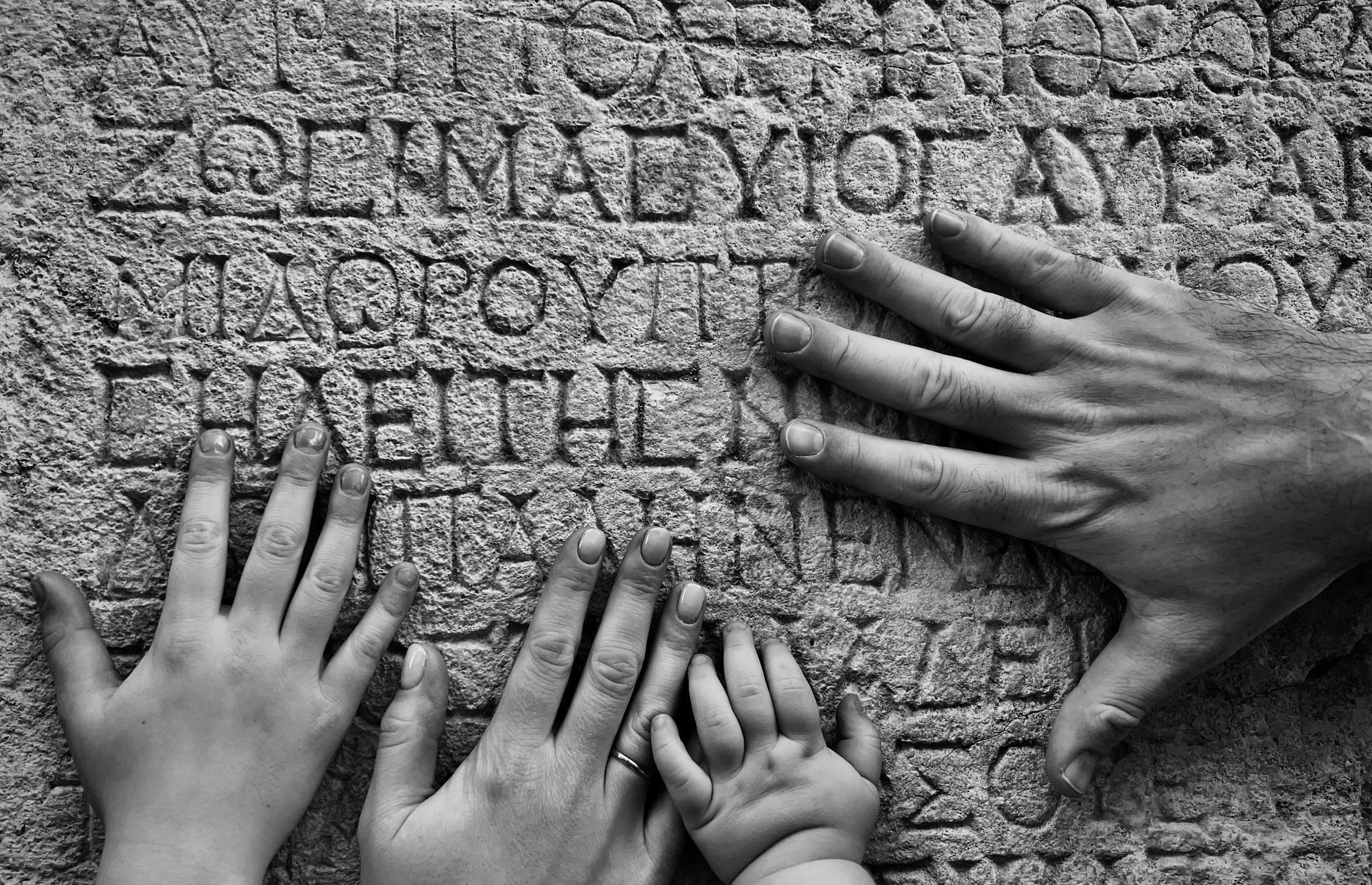 Family in Phaselis Antik. Wedding & Documentary Photographer based in Nuremberg — available across Europe & Turkey | Vitalii Nasonov