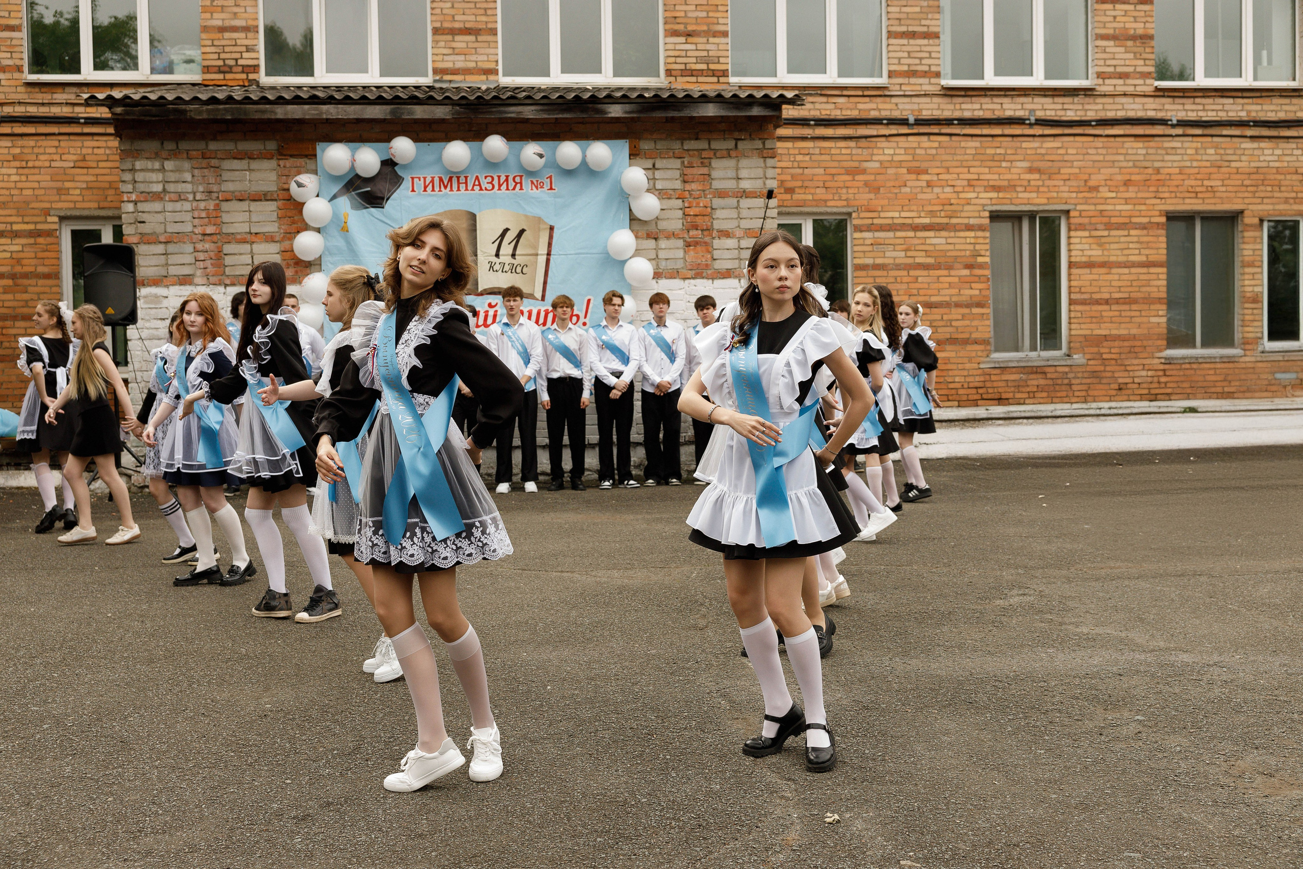 Последний звонок Гимназия Артем. Photoalbum-vl.ru