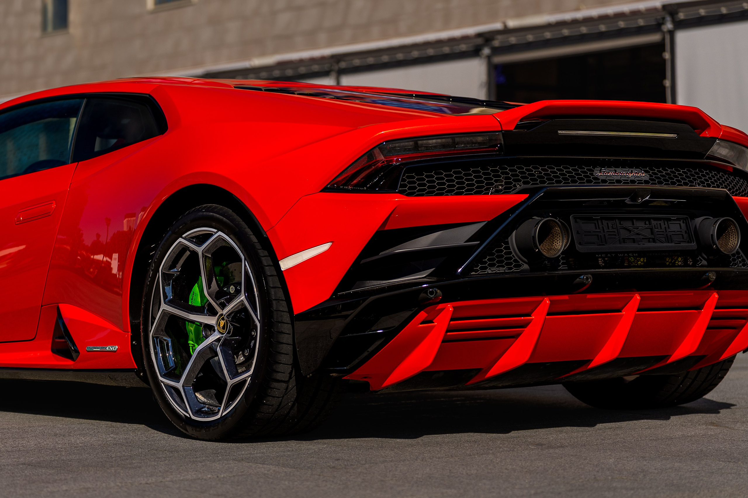 Задняя часть Lamborghini Huracán EVO с диффузором, колесом и зелёным суппортом