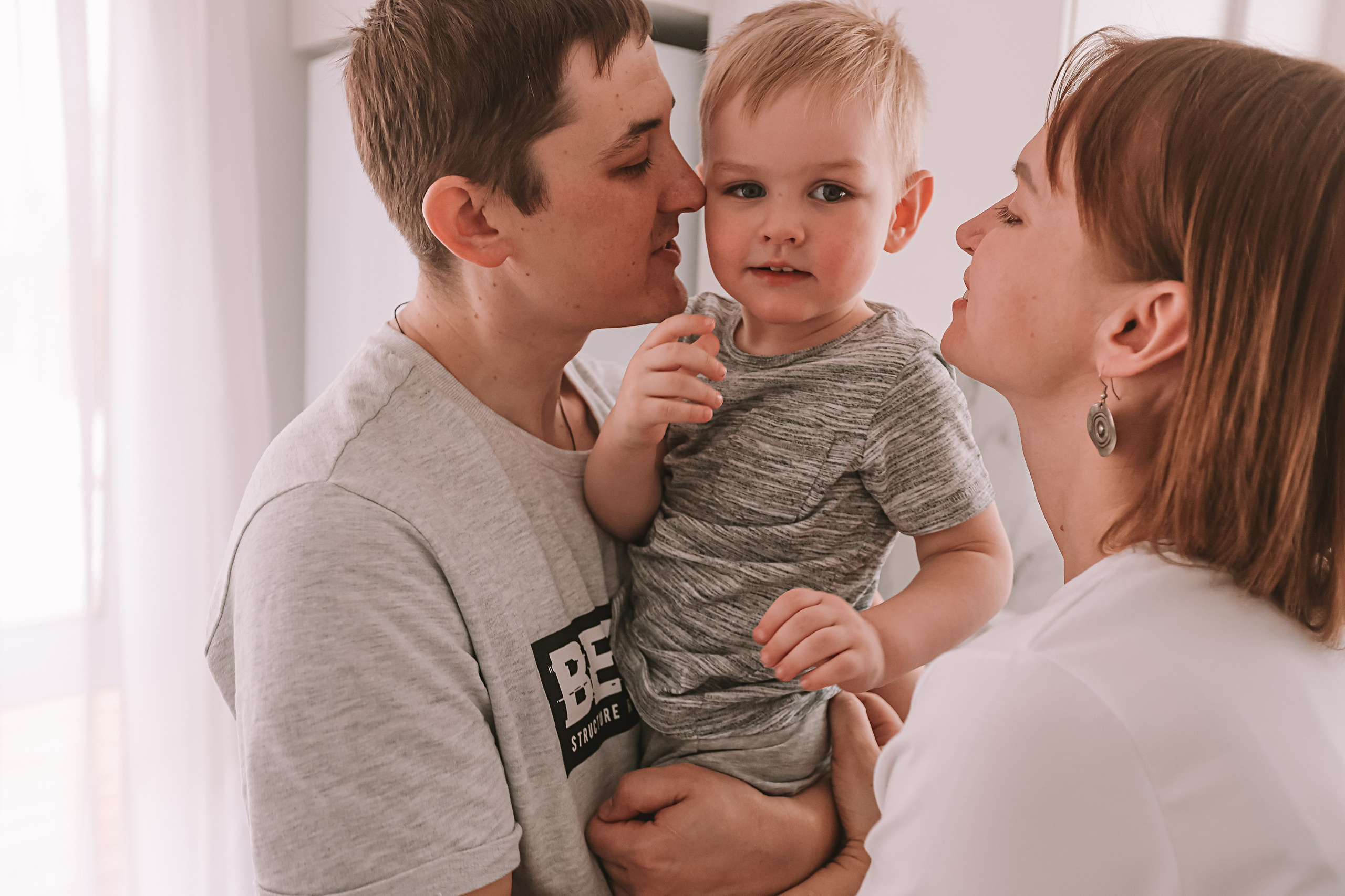 Семейная в домике (репортаж). Семейный фотограф Тюмень, фотограф на роды Салмина Мария