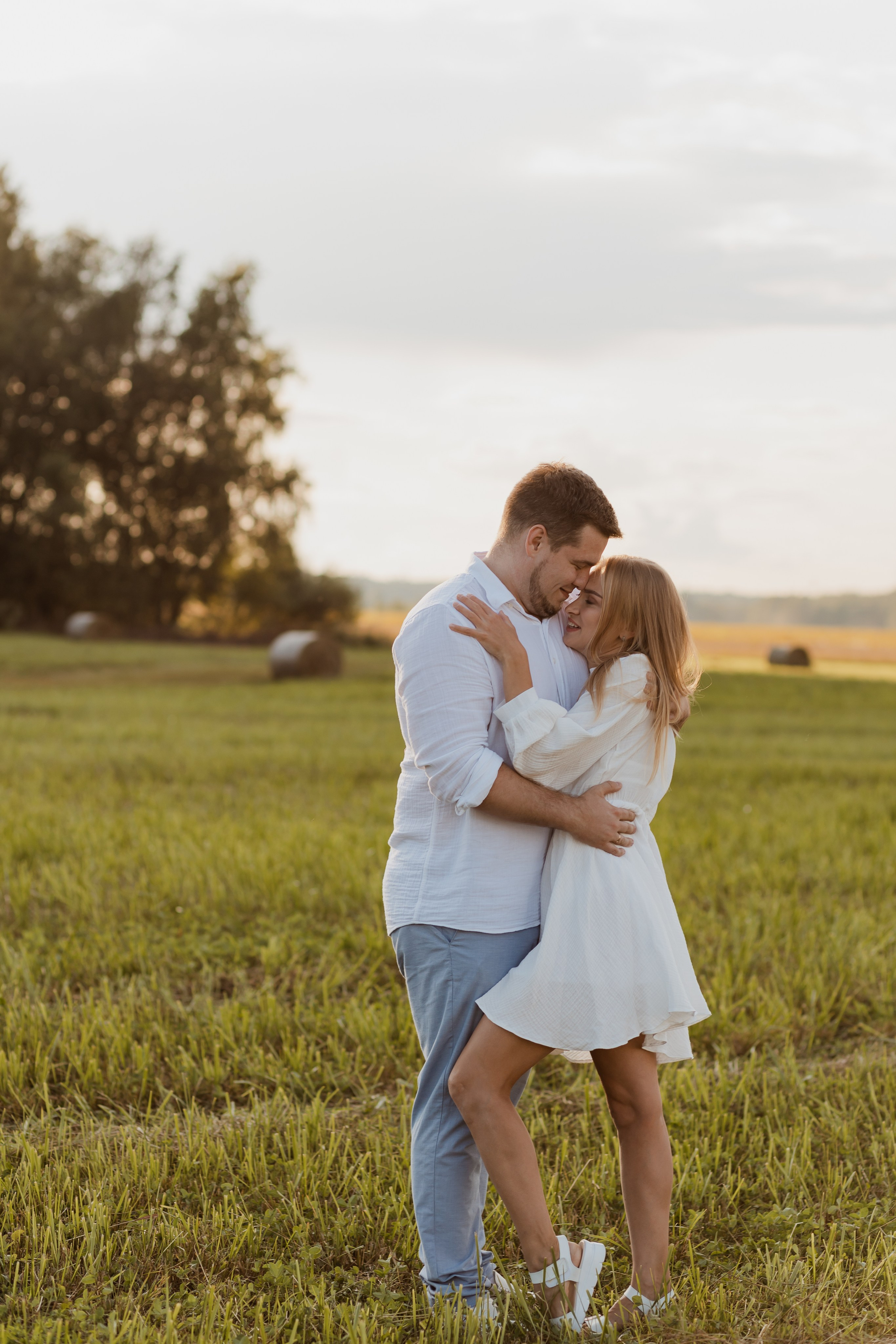 Семья Смирновых в поле с сеном. Семейный и детский фотограф в городе Подолск МО Крылова Ирина