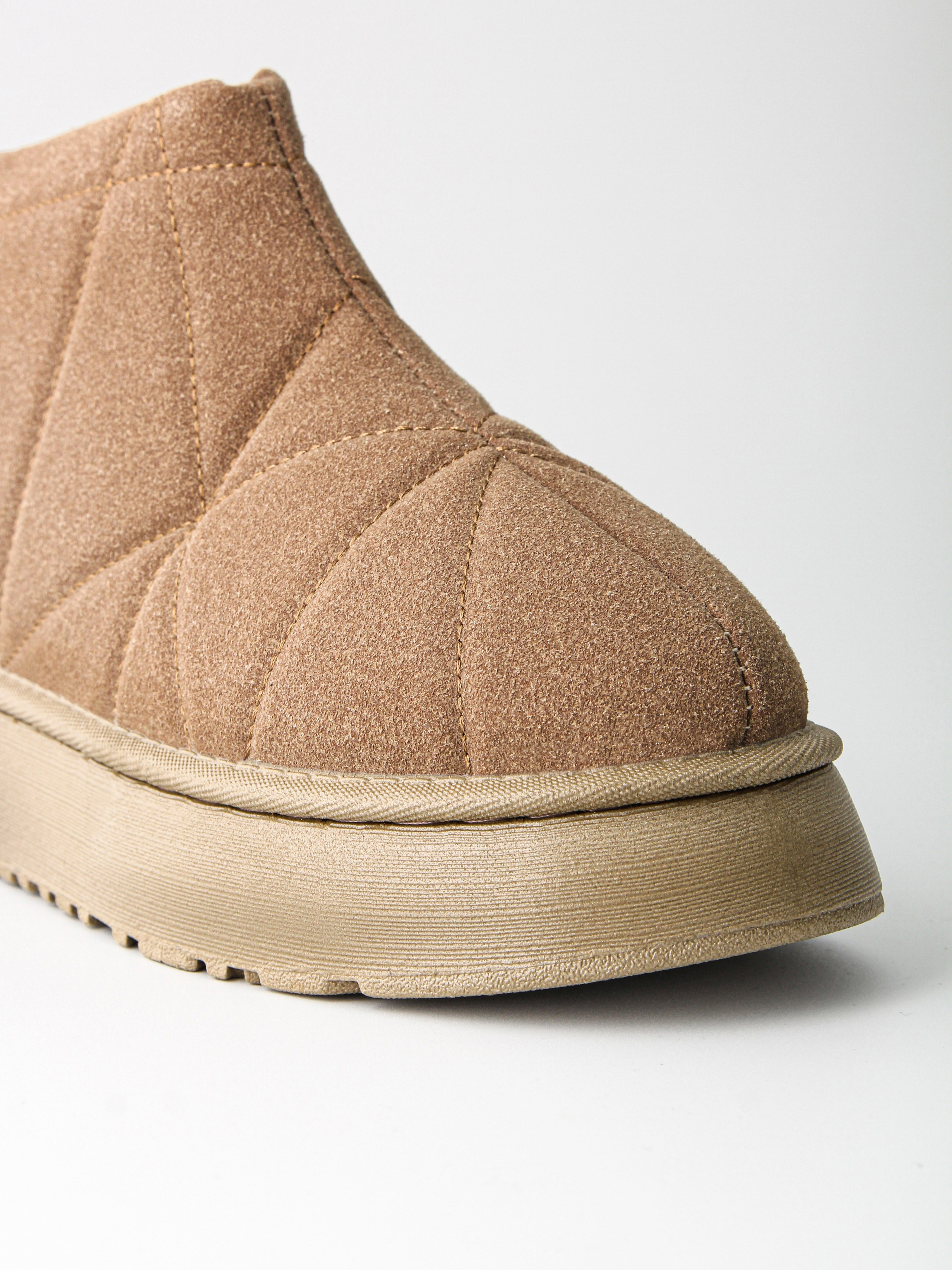 Профессиональная каталожная съемка обуви на белом фоне для сайта и маркетплейсов | Предметный фотограф СПб