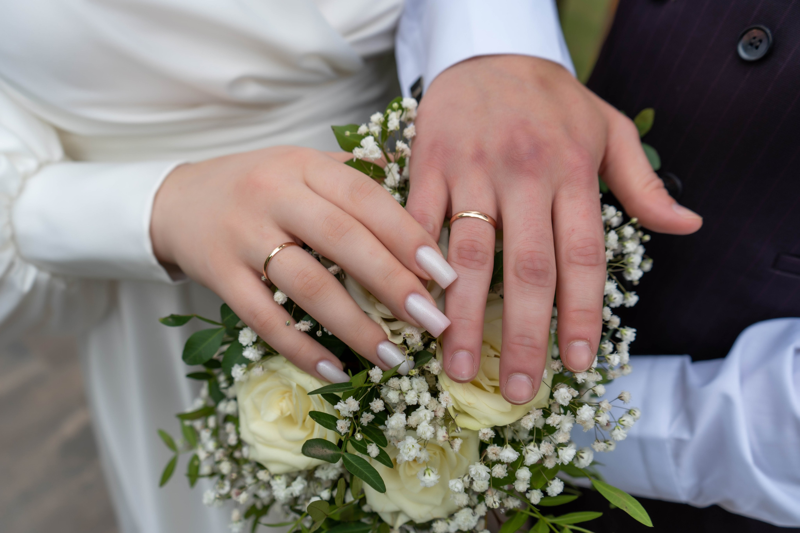 Обручальные кольца молодых на свадьбе в Воронеже