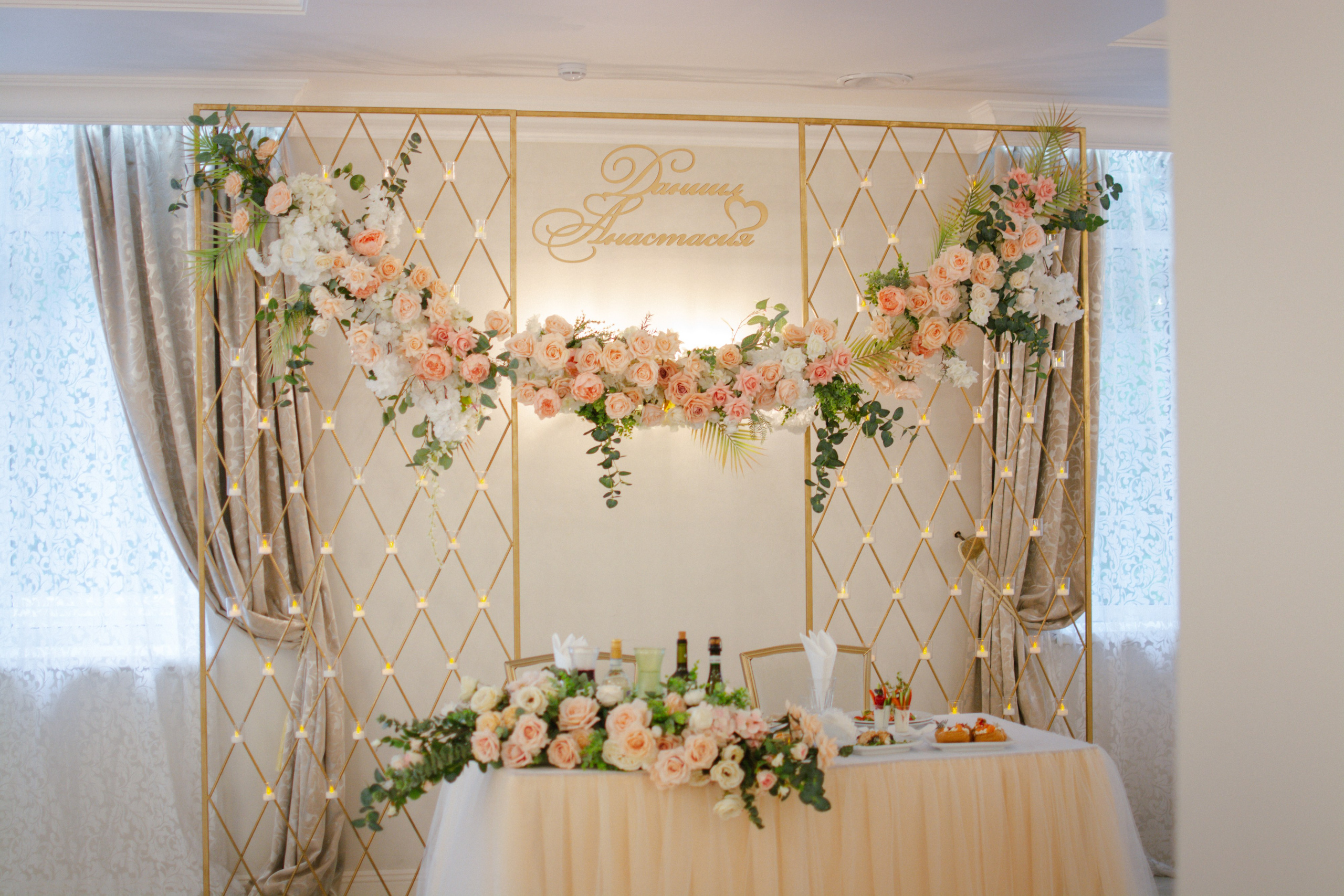 Зона молодоженов в банкетном зале гостиницы "Лесная"