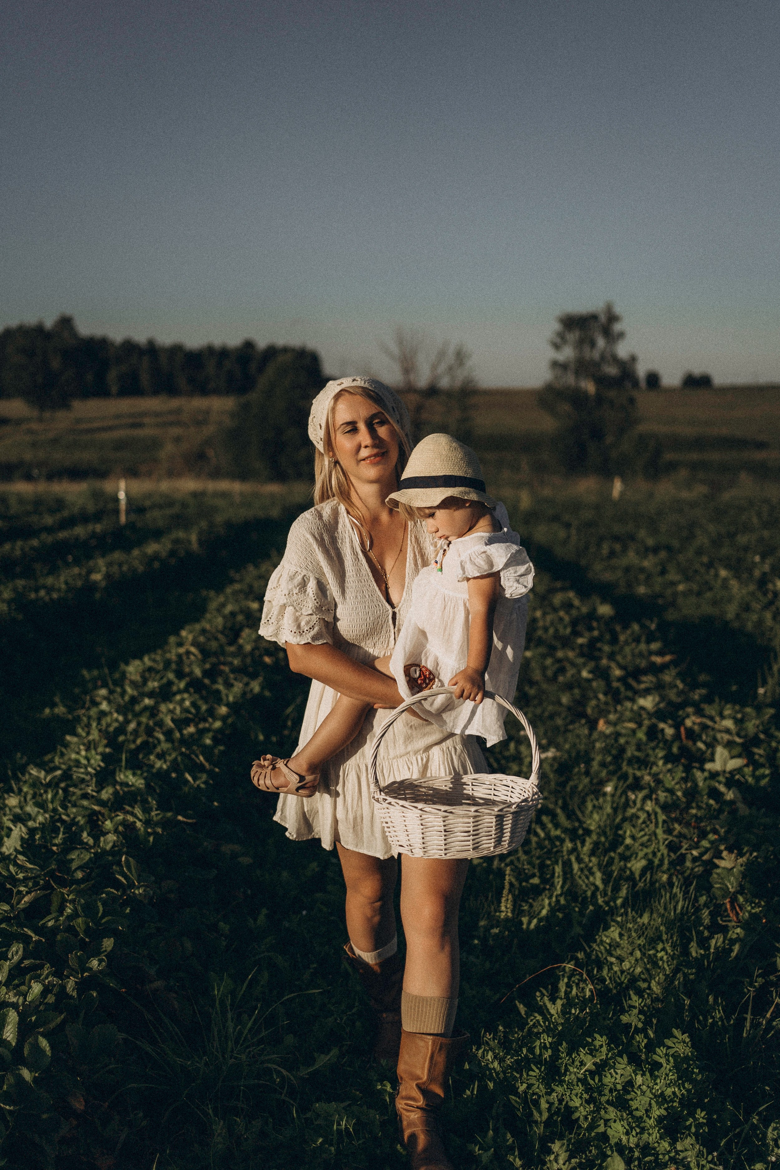 Алина и Оливия съемка на природе. Семейный фотограф в Калуге Ирина Алдохина