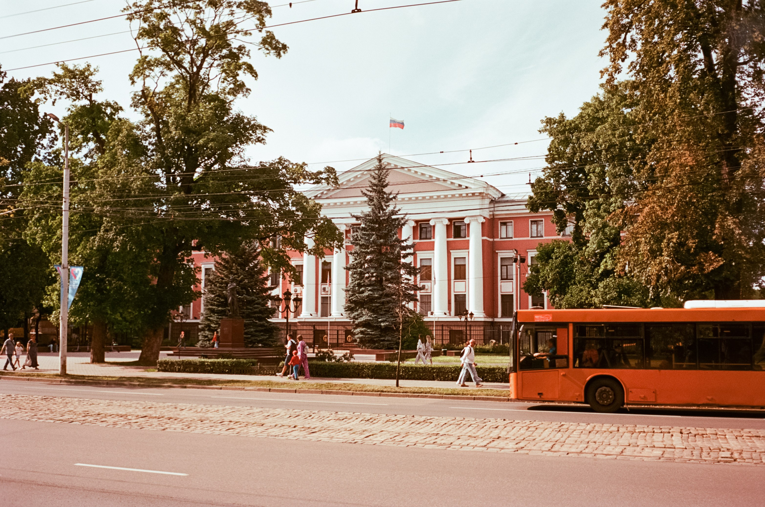 Калининград в солнечный день 7 июля 2024 года / Aerocolor IV / Minox 35GT (2)