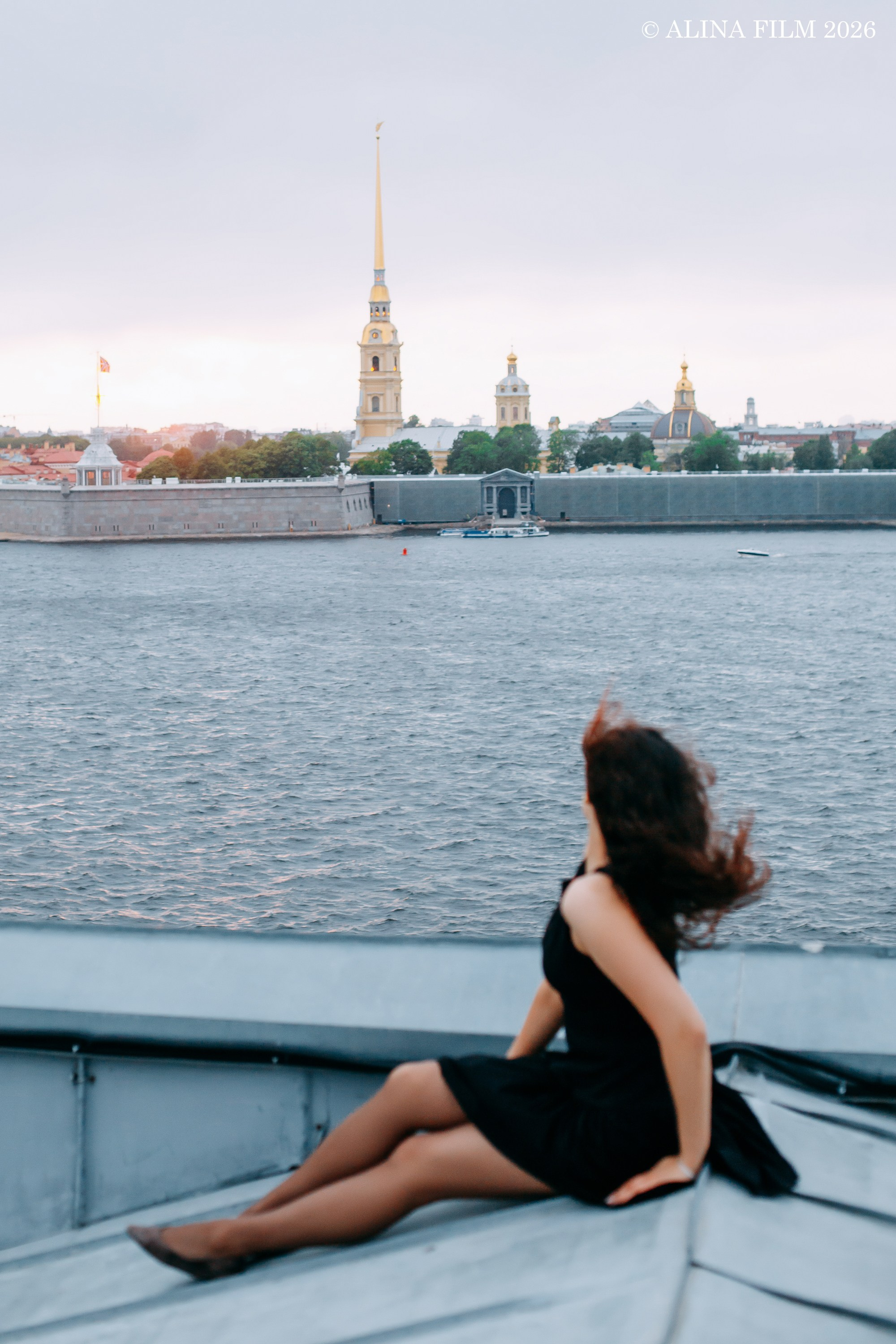 Крыша с вазами с видом на Неву и Петропавловскую крепость. Фотограф в Санкт-Петербурге Alina Film