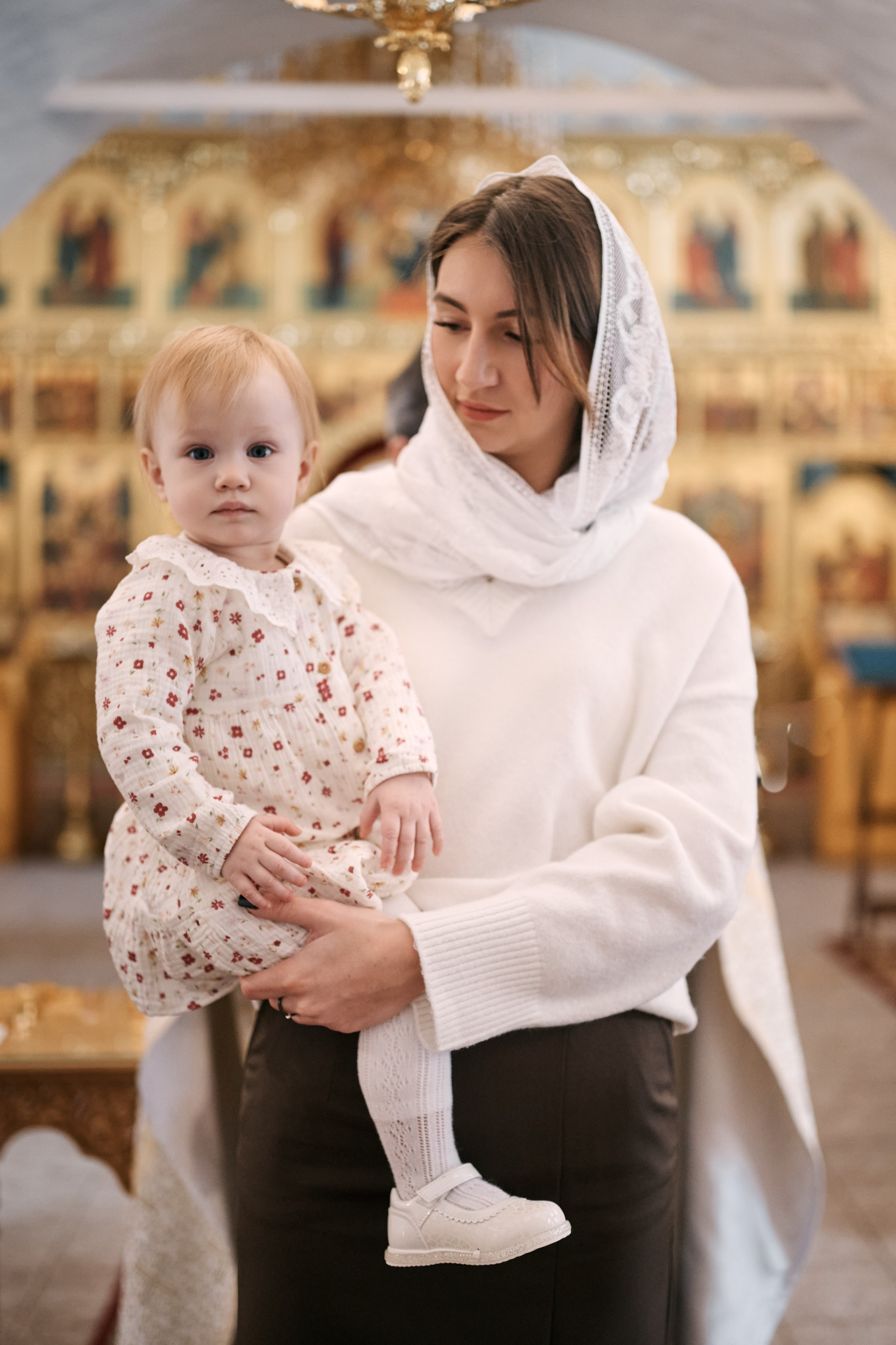 Крещение в храме Преполовения Пятидесятницы во Пскове. Свадебный фотограф Надежда Максимова