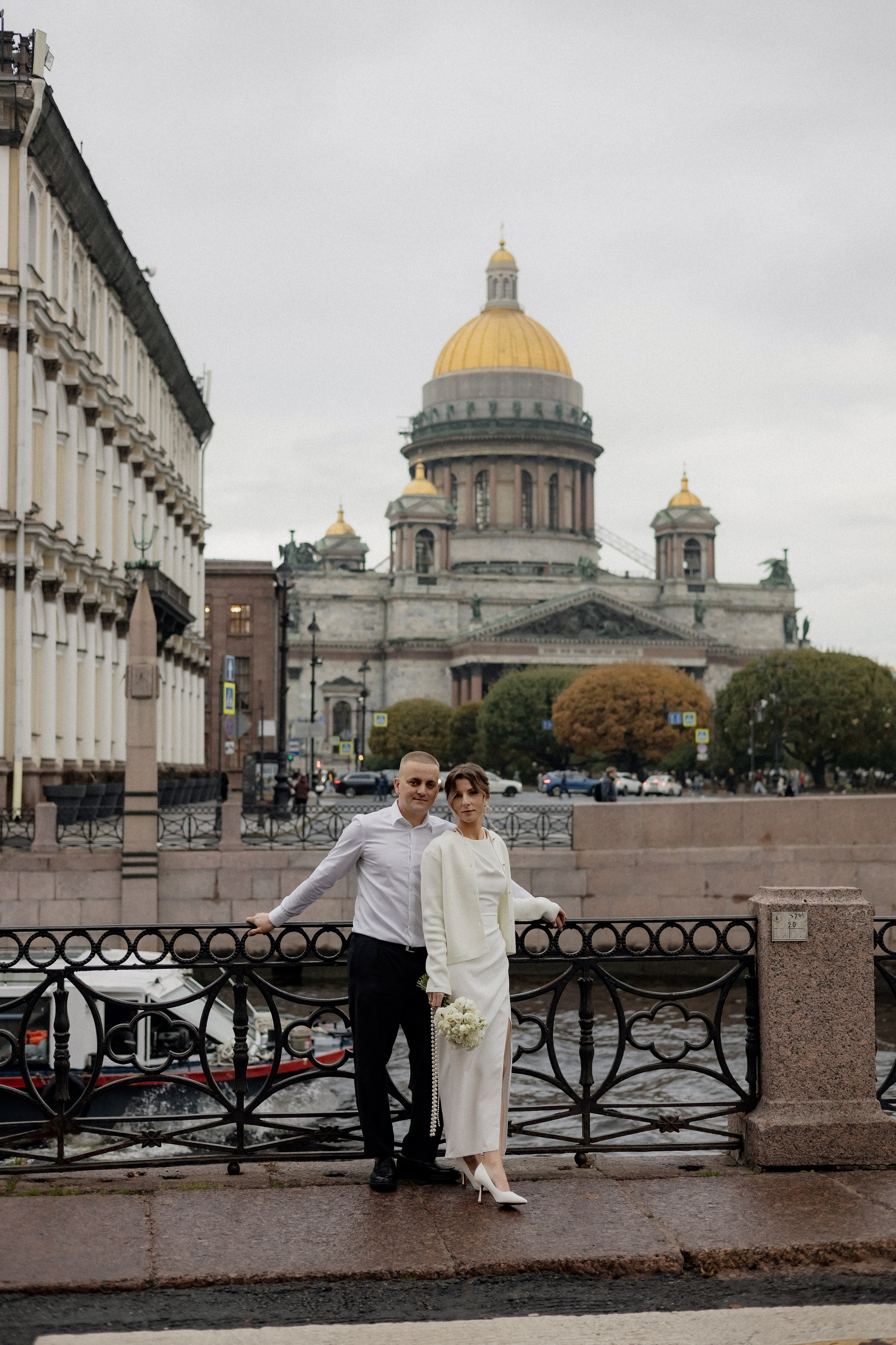 Свадебная прогулка у Исаакия. Свадебный фотограф в Санкт-Петербурге Ксения Кобышева