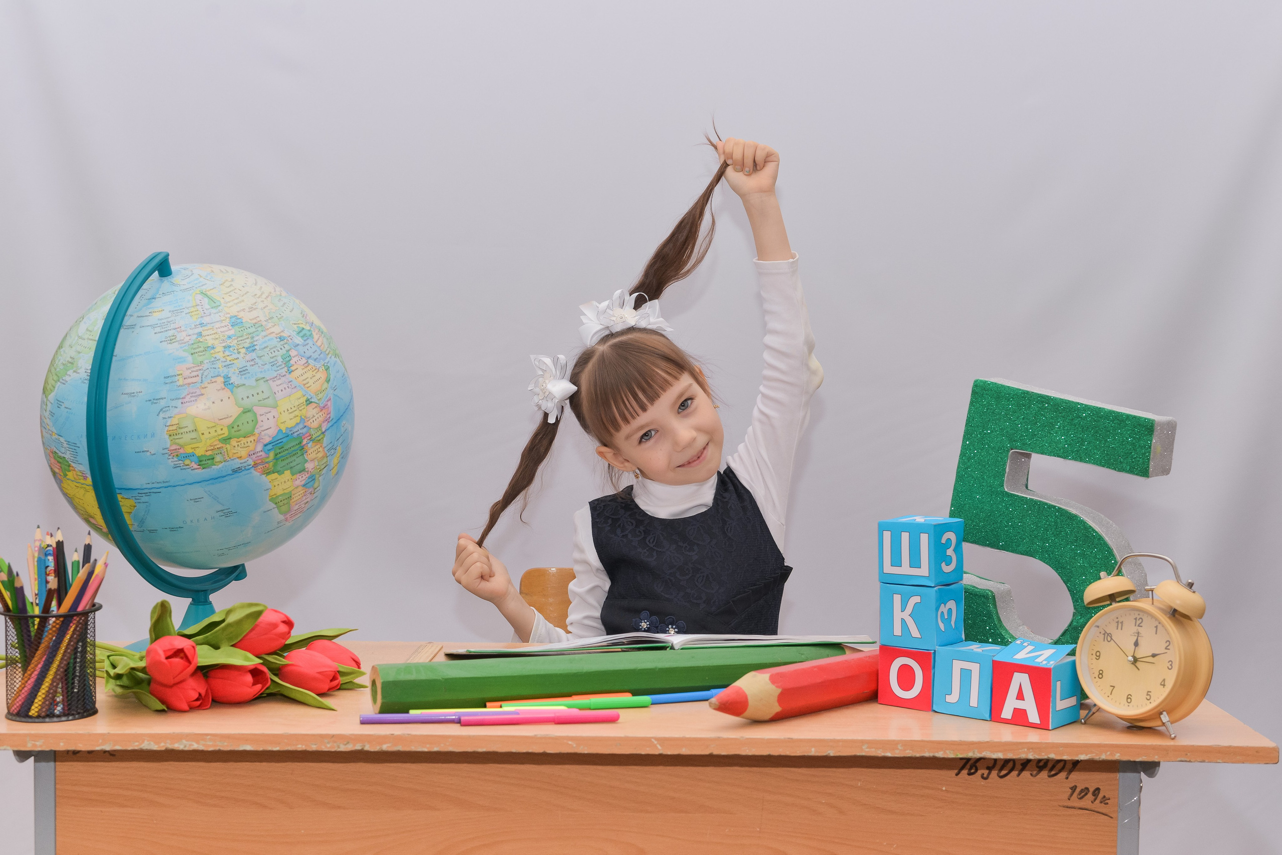 Первоклашки на белом фоне. Детский и школьный фотограф в Костанае Рабига Сейткенова