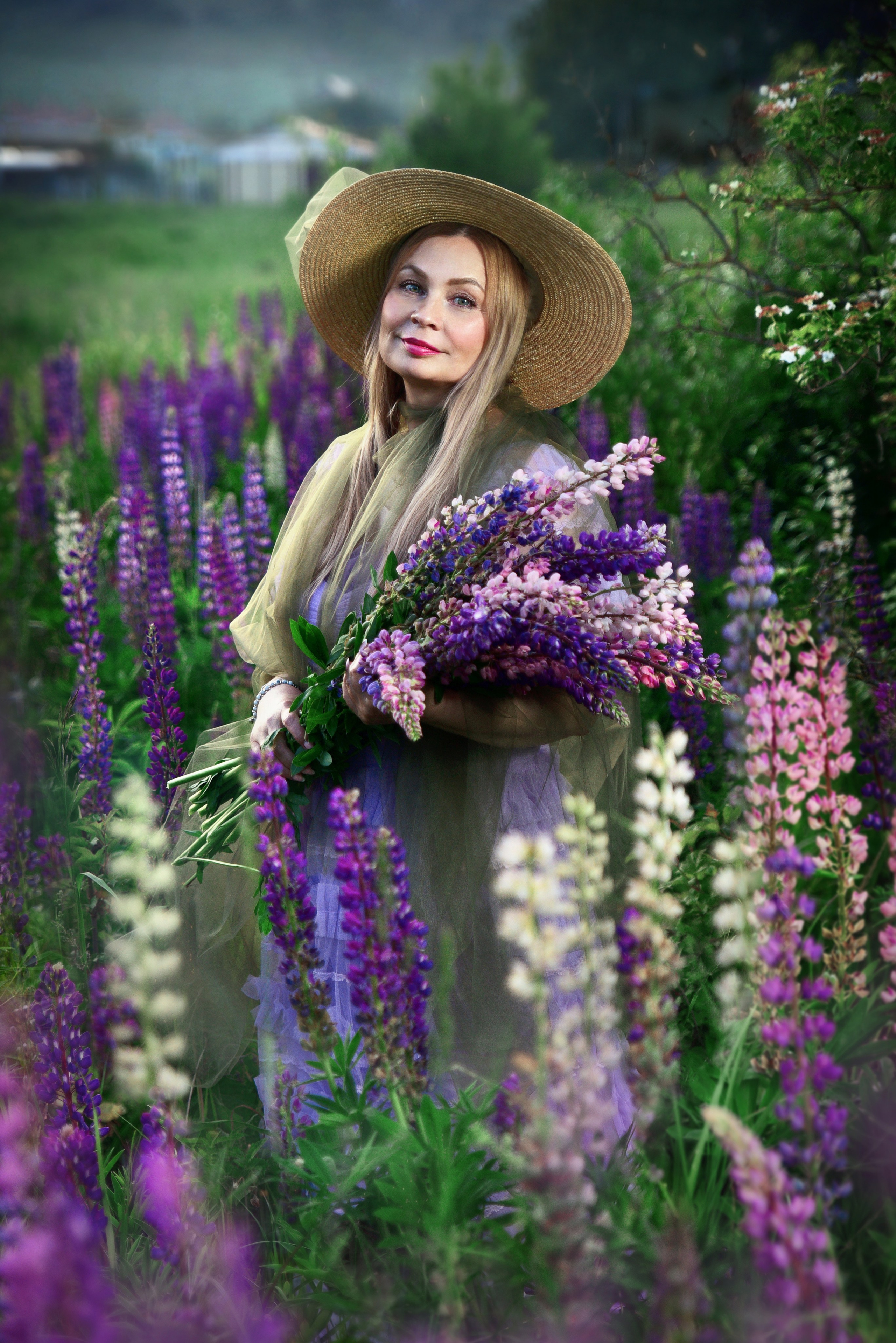 Марина с Алисой в люпинах. 2025. Художественная фотография. Первова Наталья