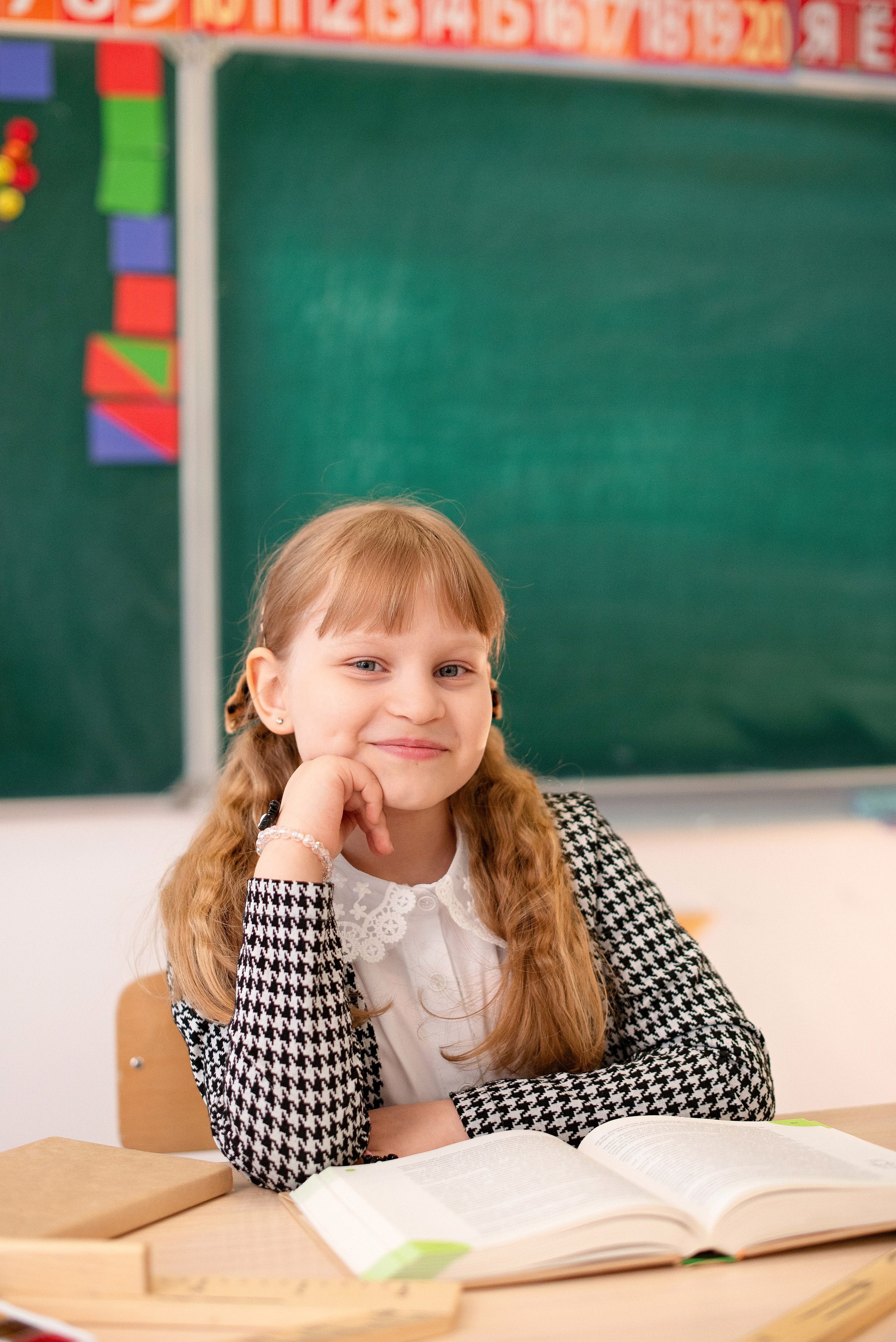 Профессиональная фотография ученика средней школы города Сургут, качественная съемка для школьного альбома, выпускник 2026 года.