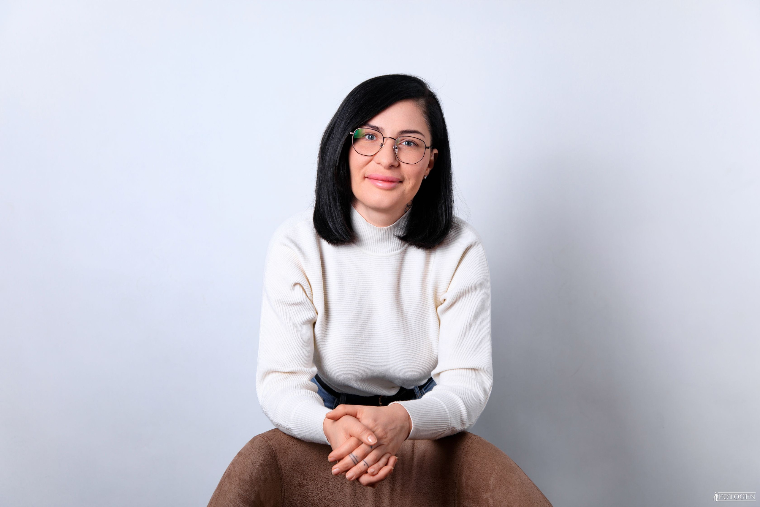 Женский деловой портрет | Бизнес фотосессии от Fotogen. Интерьерная фотостудия FOTOGEN г. Краснодар