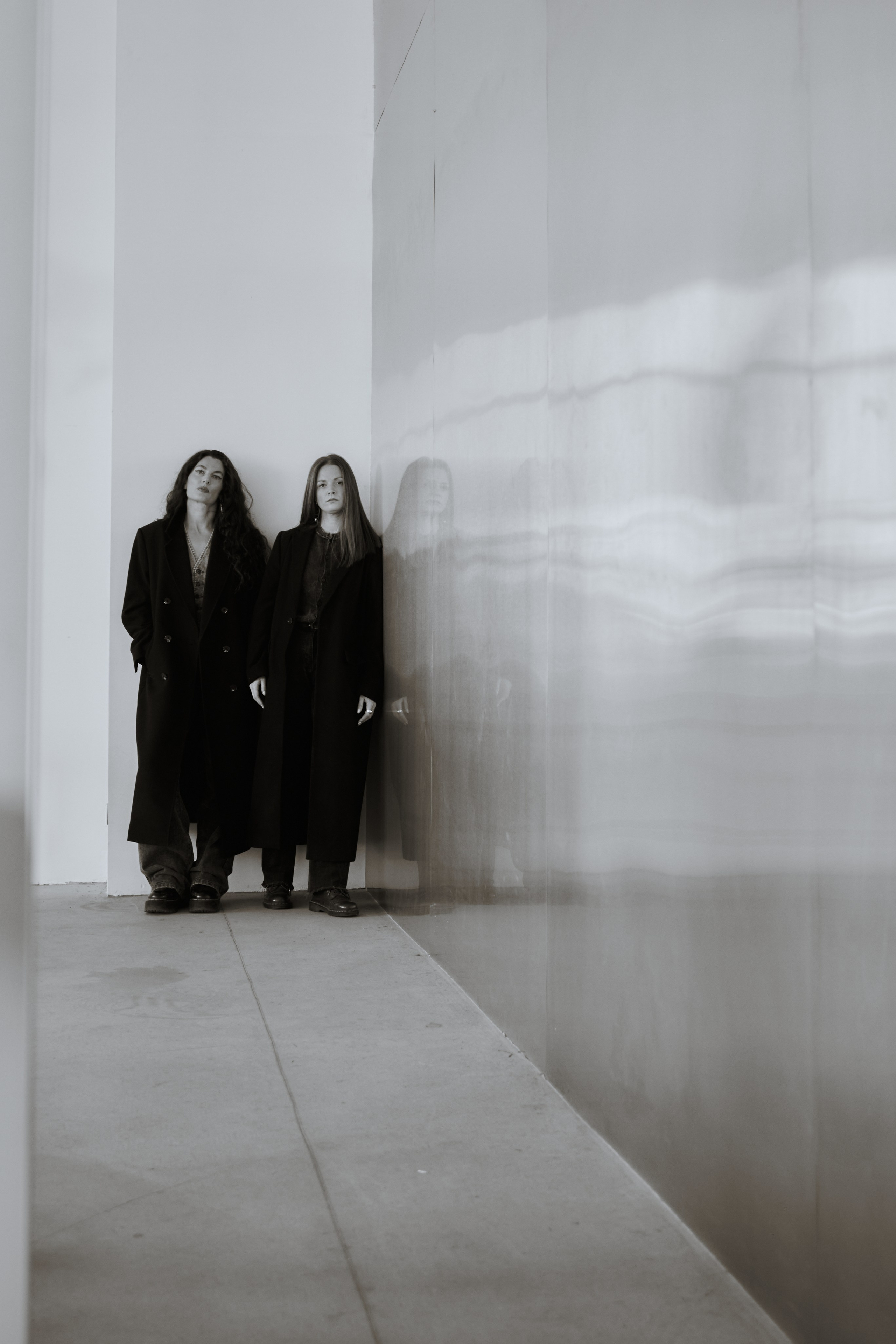 Две девушки стоят около металлической стены. Виктория Брызгалова и Анна Пижонкова