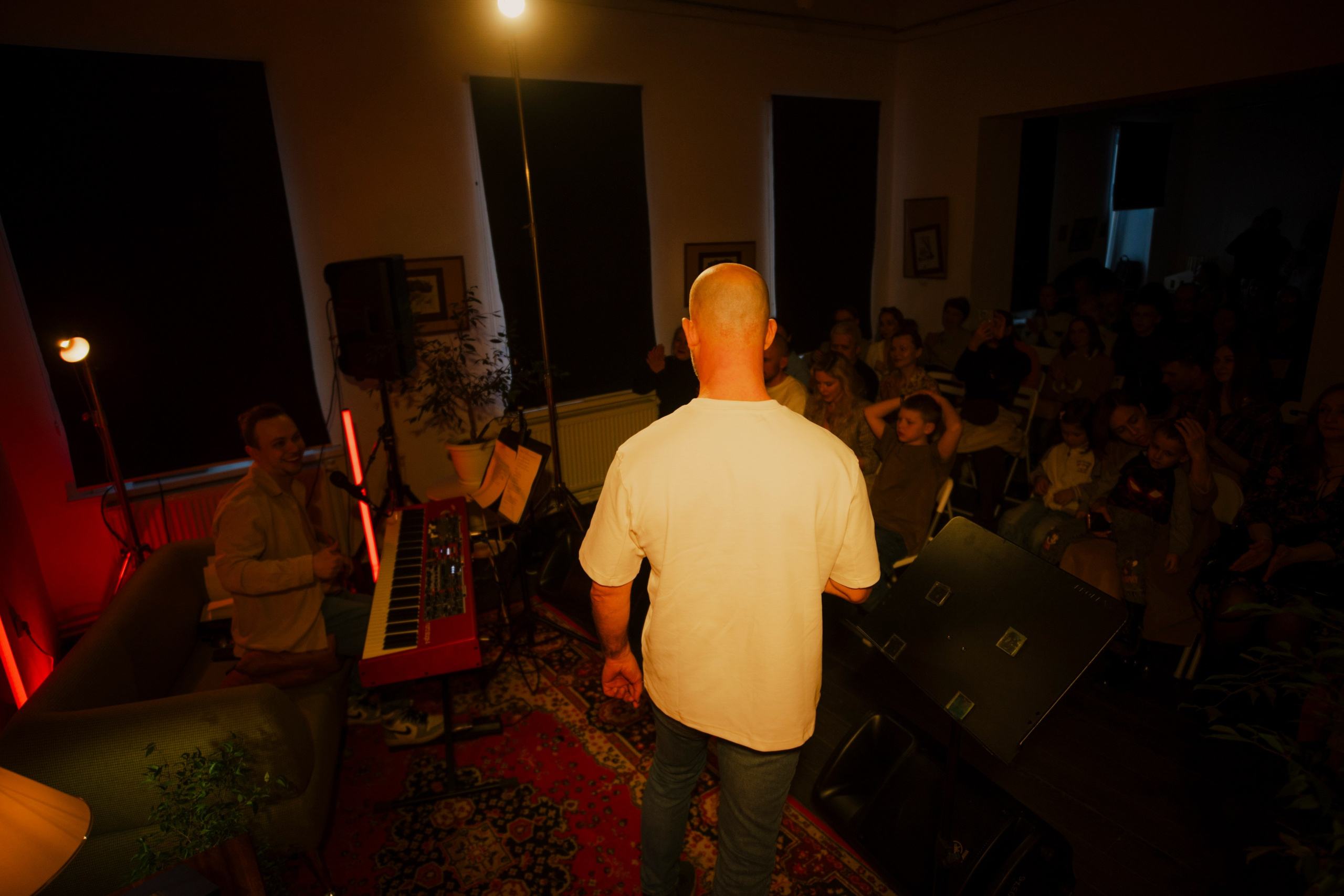 Музыкальный квартирник. «В этом мире было все, кроме вас у меня на съемке»