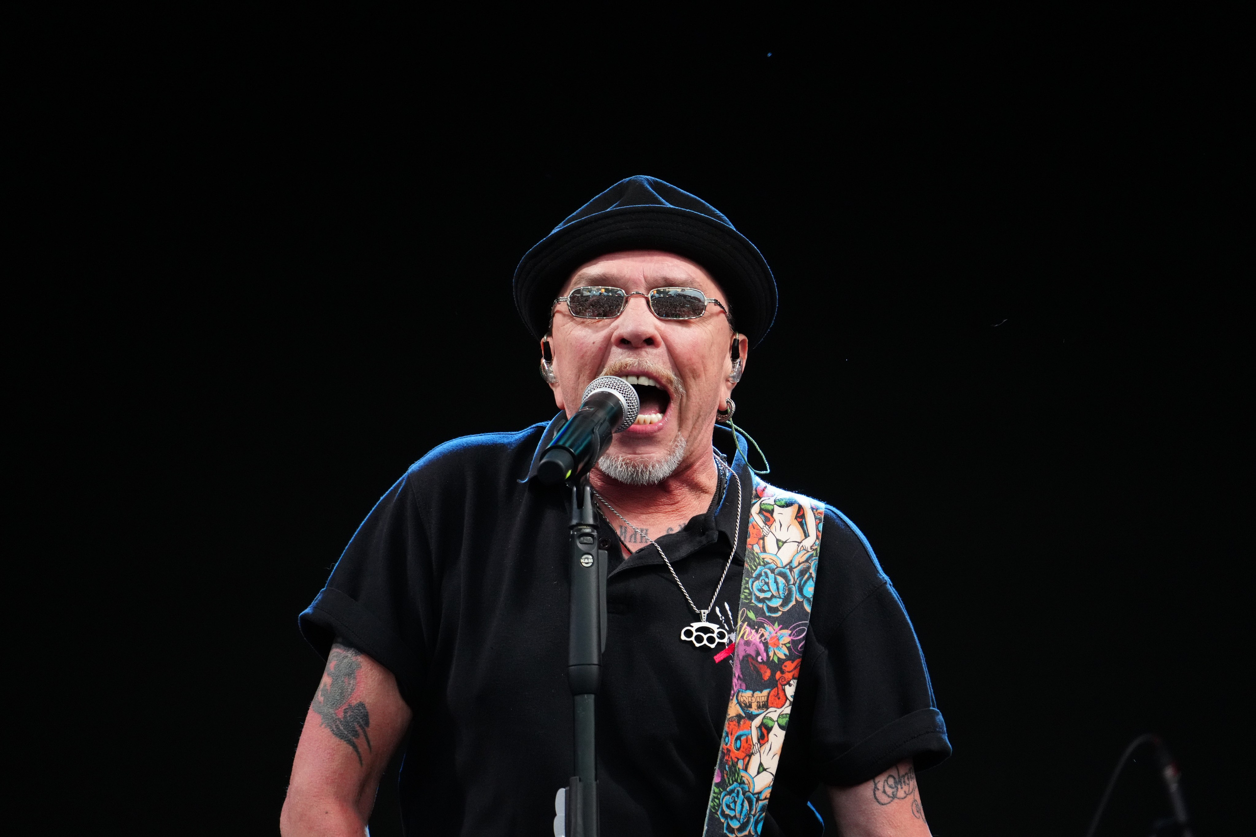 Зрители в кожаных изделиях под дождем наслаждаются роком на Балтик ралли, где выступает Гарик Сукачев